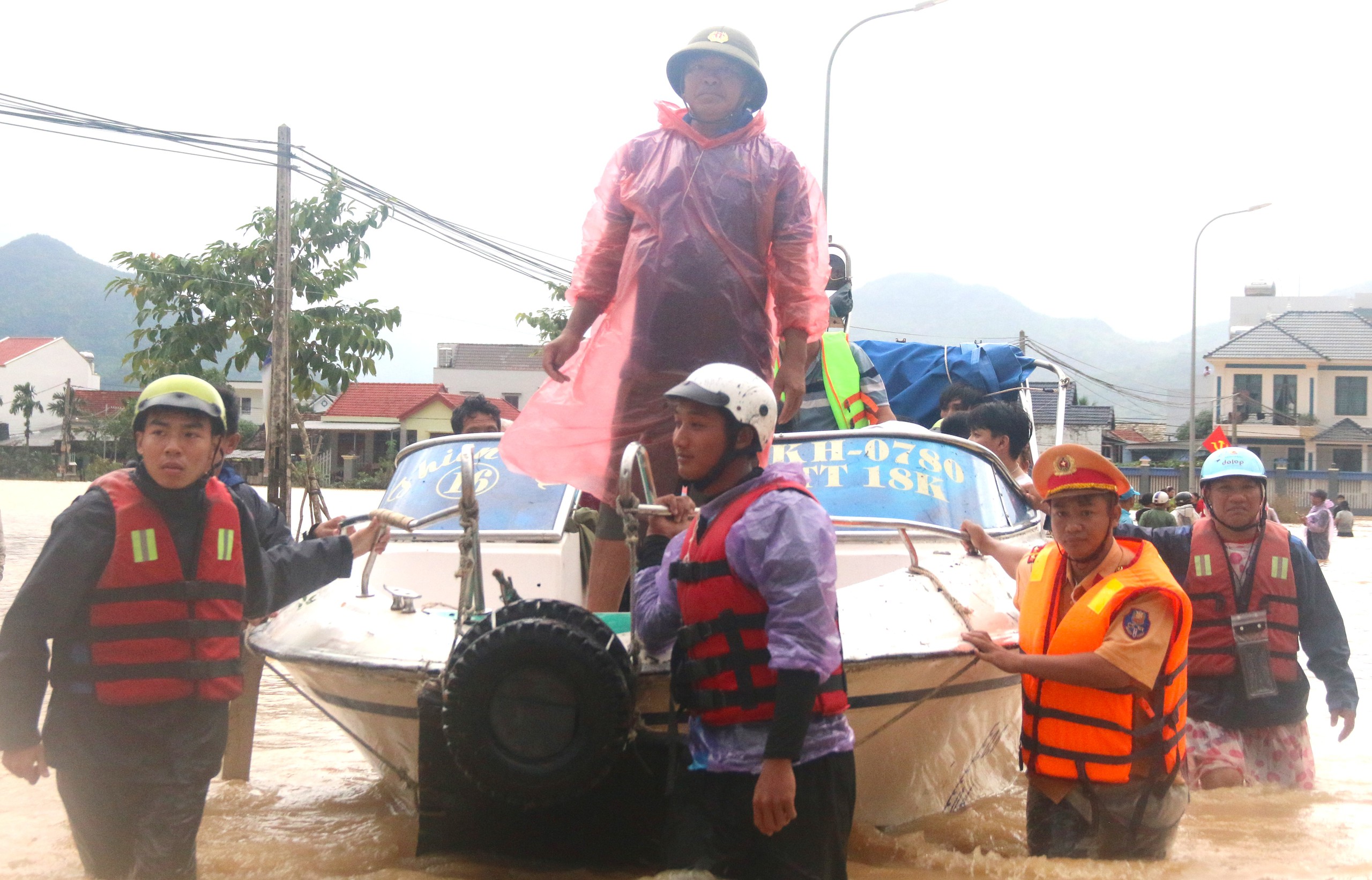 Rescuers save 20-day-old infant stranded in south-central Vietnam floods - Ảnh 2.