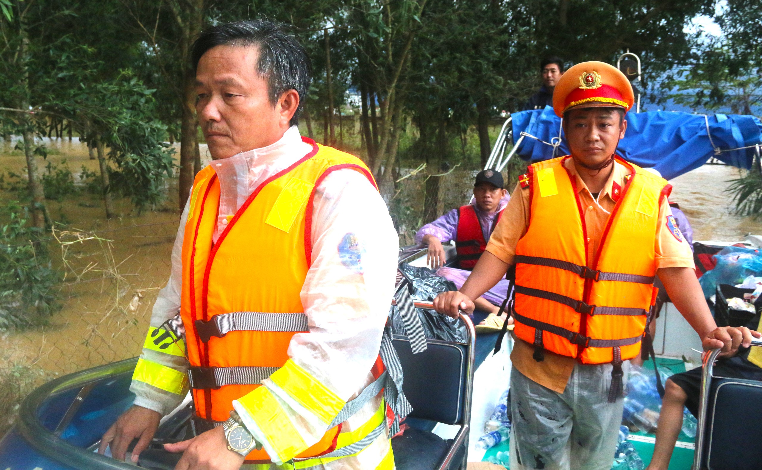 Rescuers save 20-day-old infant stranded in south-central Vietnam floods - Ảnh 3.