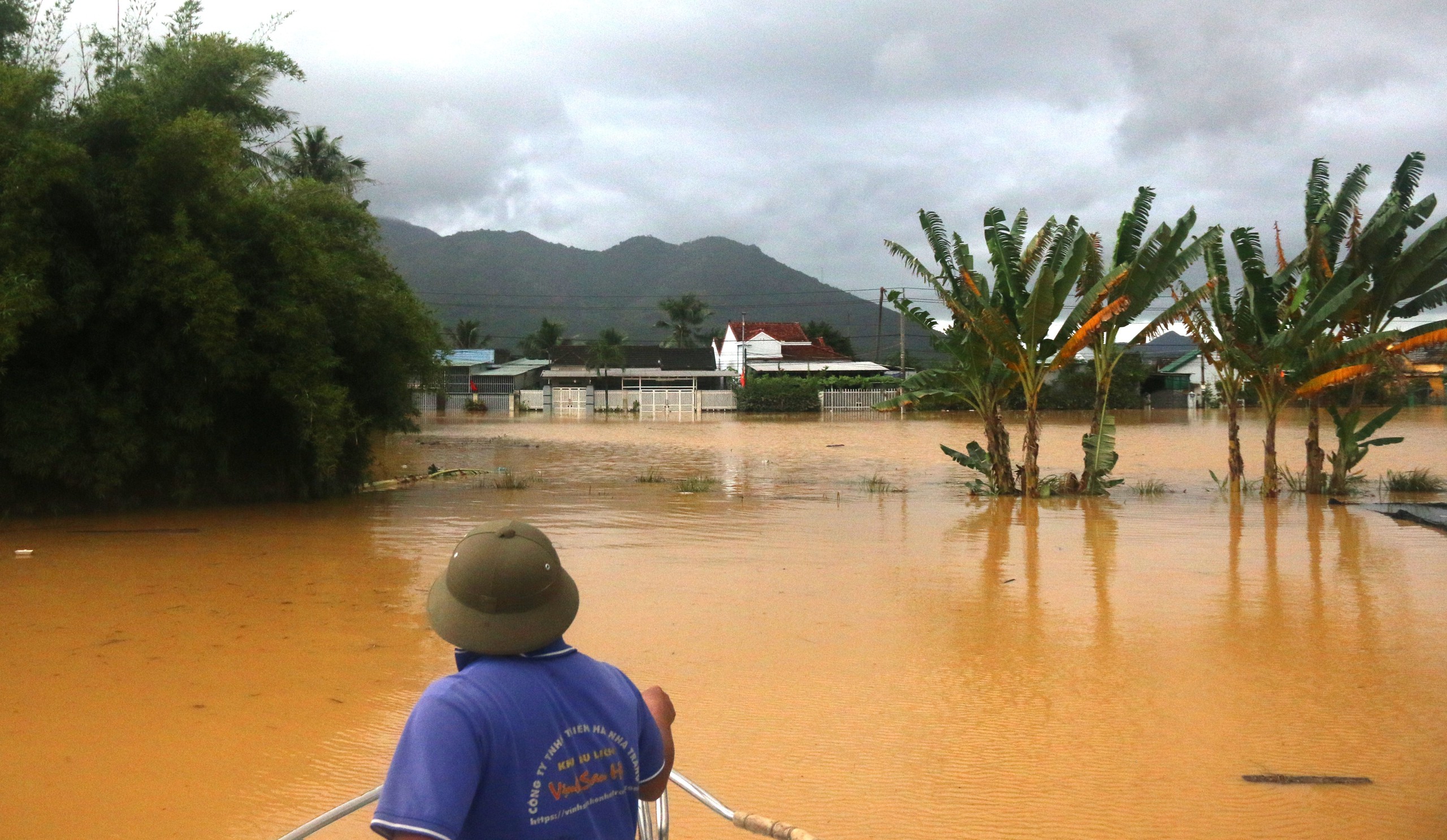 Rescuers save 20-day-old infant stranded in south-central Vietnam floods - Ảnh 5.
