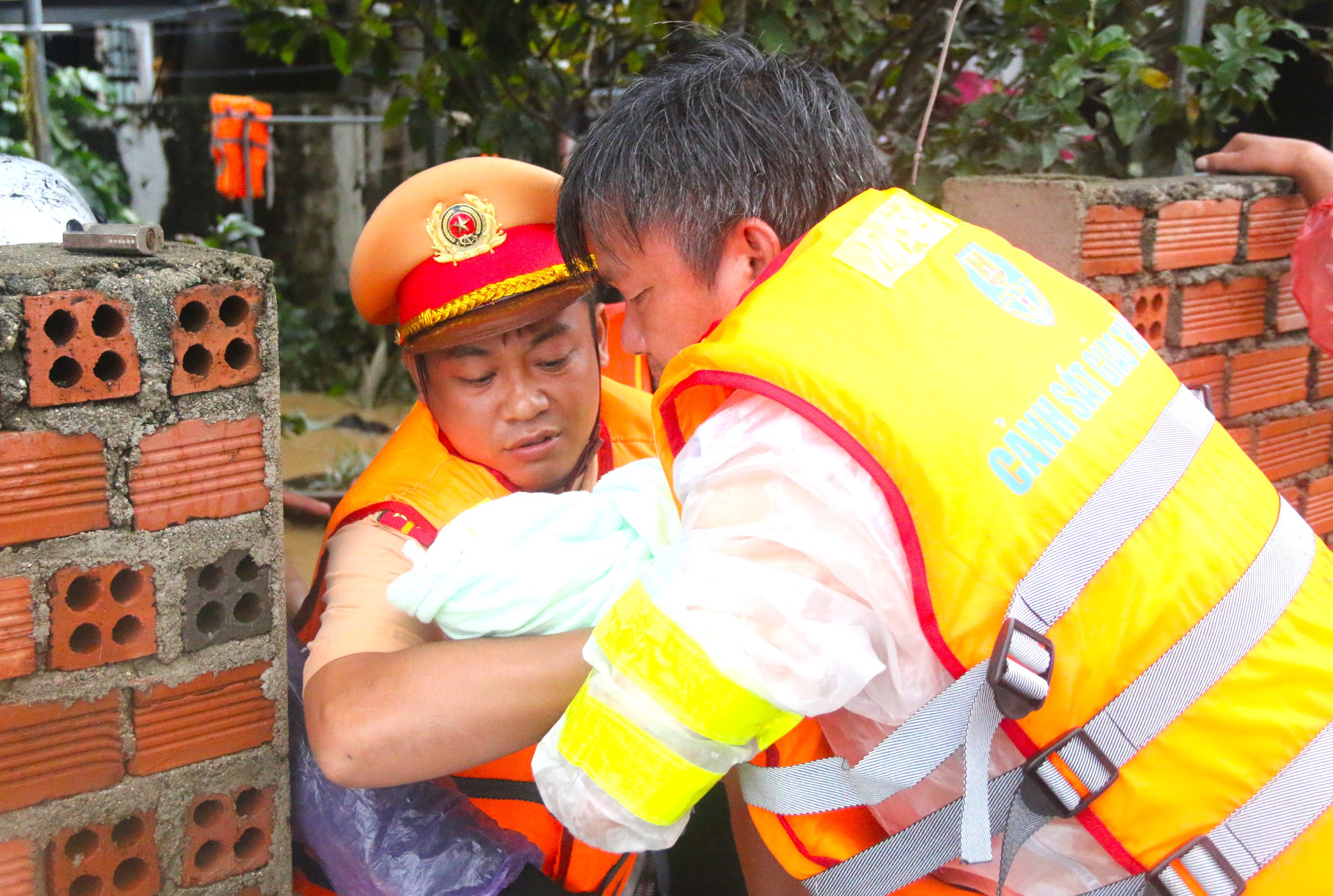 Rescuers save 20-day-old infant stranded in south-central Vietnam floods - Ảnh 8.