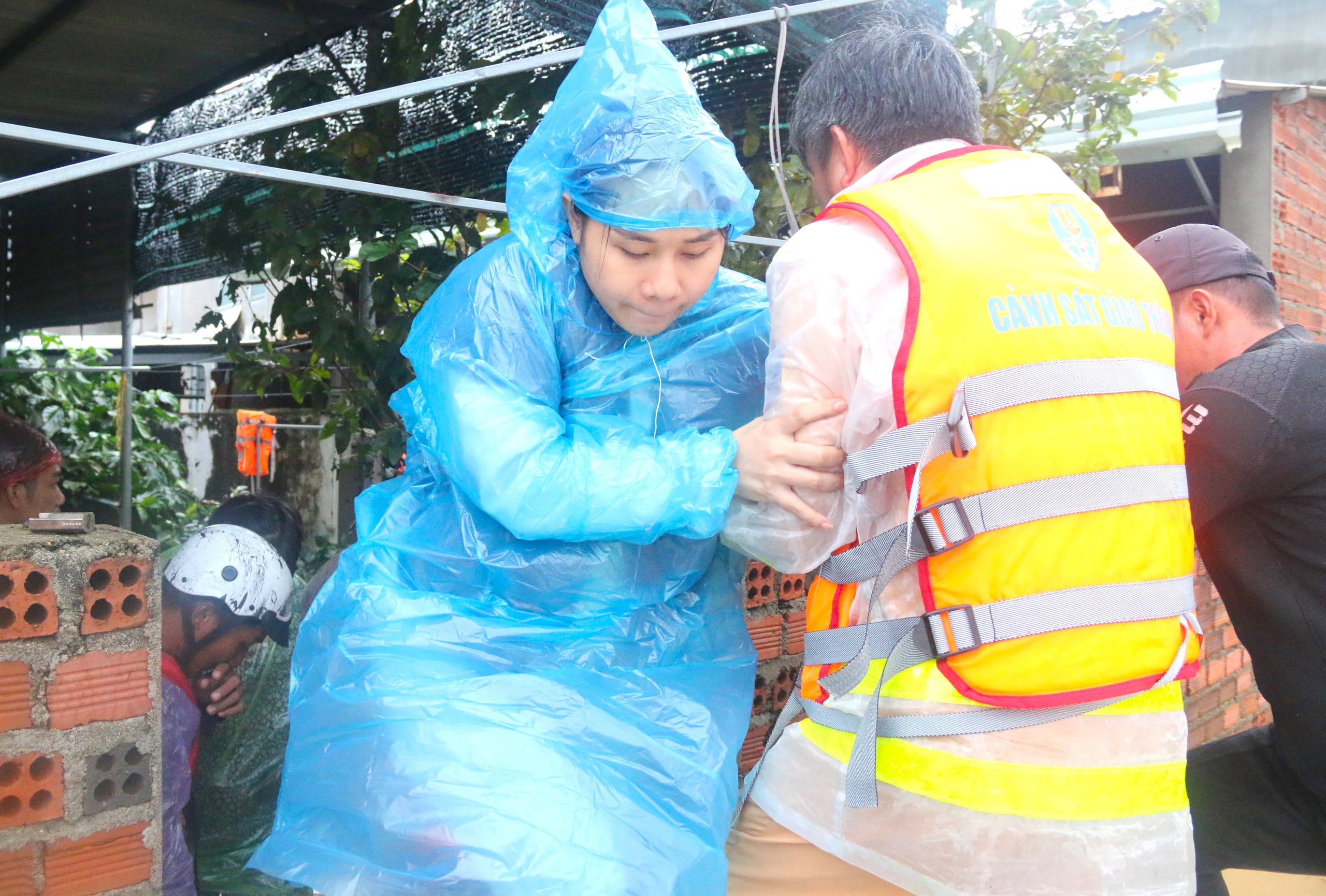 Rescuers save 20-day-old infant stranded in south-central Vietnam floods - Ảnh 9.