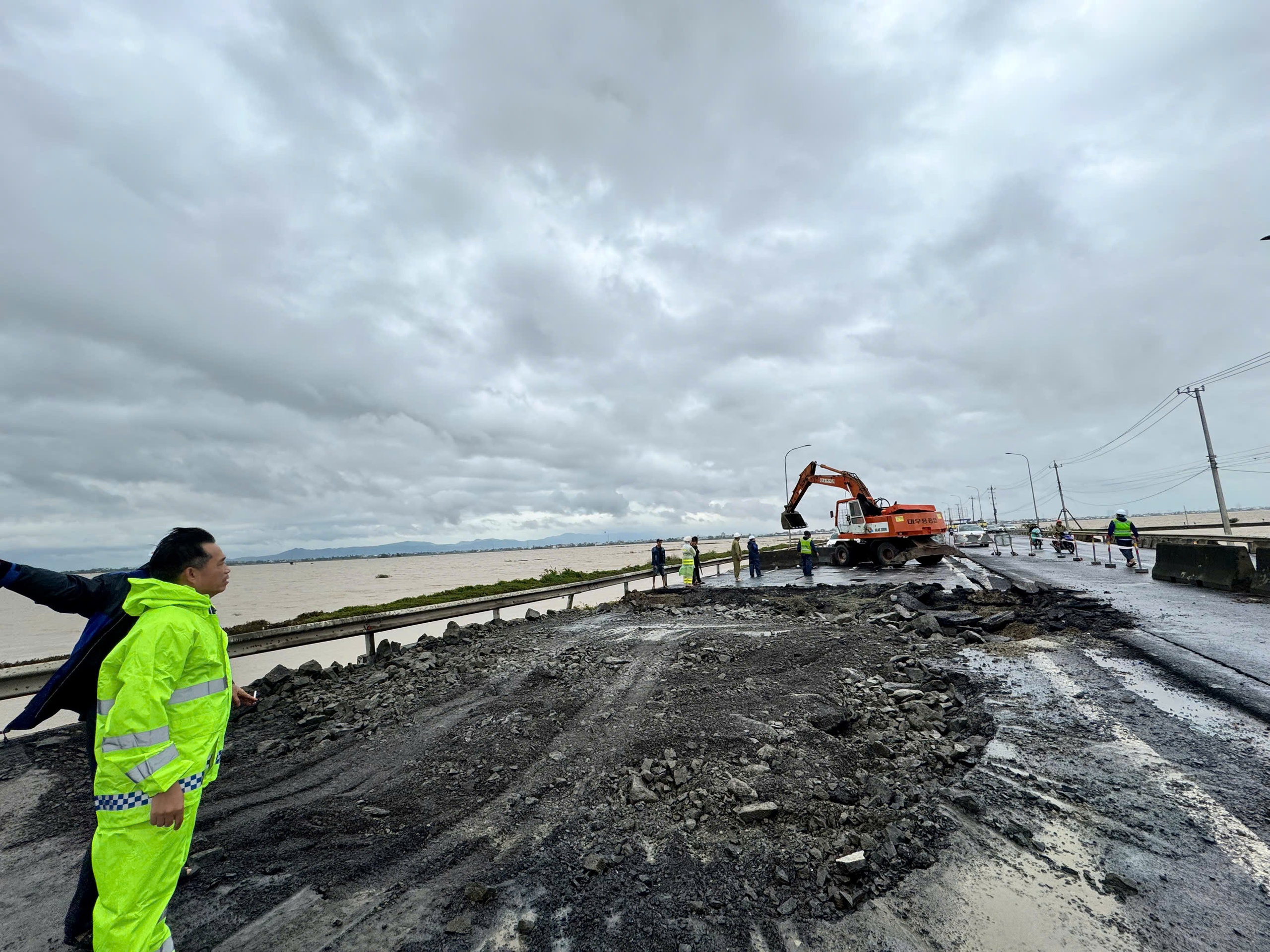 Đường sắt hư hại nặng, quốc lộ 1 qua vùng lũ đã thông - Ảnh 1.