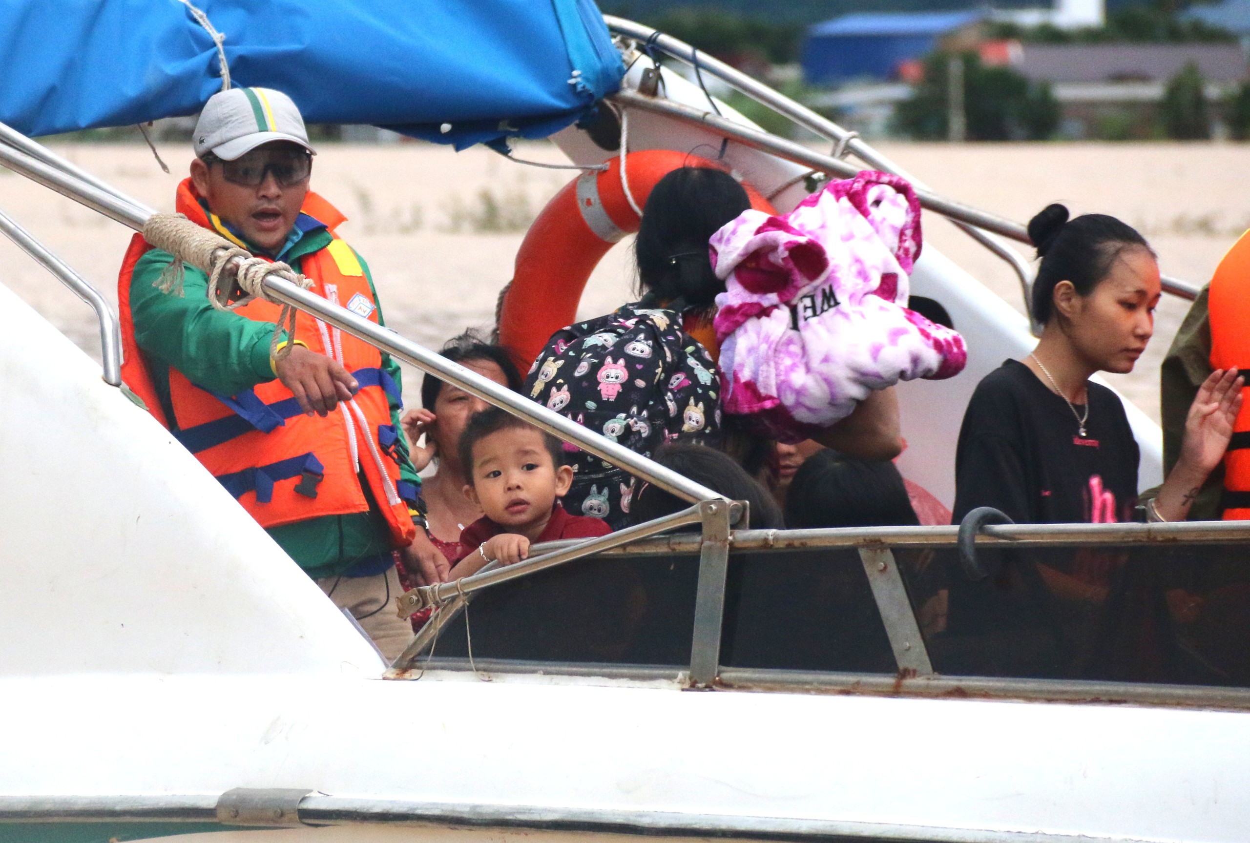 Rescuers save 20-day-old infant stranded in south-central Vietnam floods - Ảnh 15.