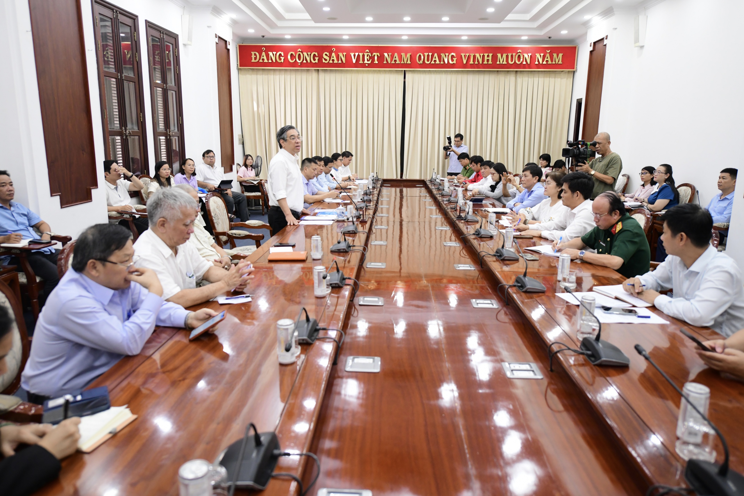 Ho Chi Minh City mobilizes urgent relief effort for flood-hit central provinces  - Ảnh 1.