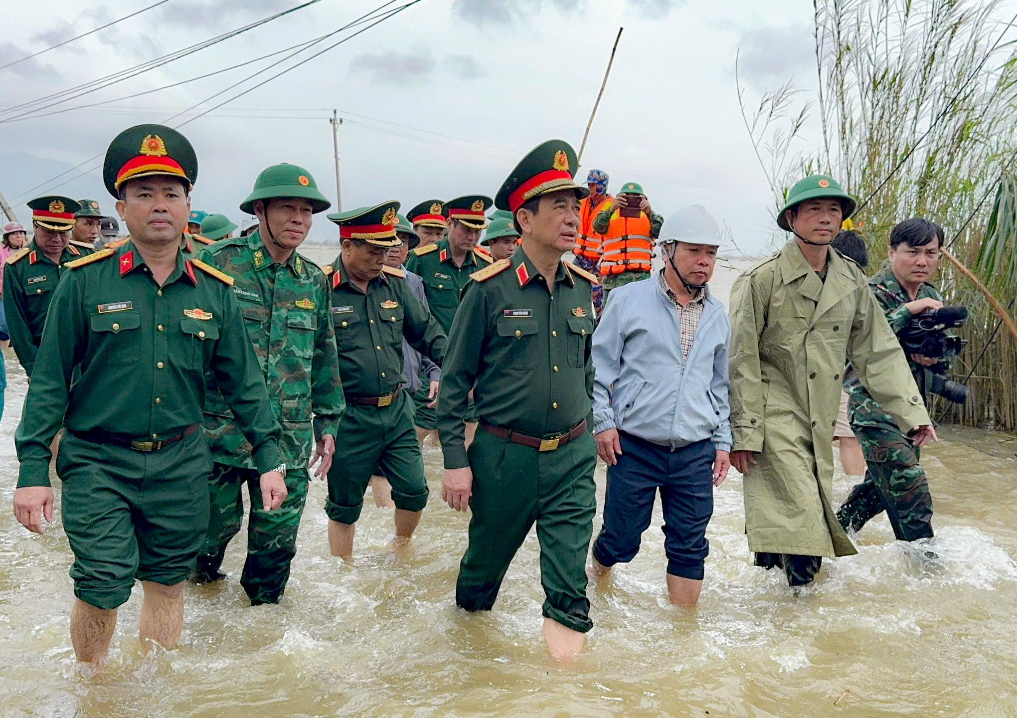 Bộ Quốc phòng: Xuất cấp hàng dự trữ quốc gia hỗ trợ nhân dân vùng lũ Trung Bộ - Ảnh 1.