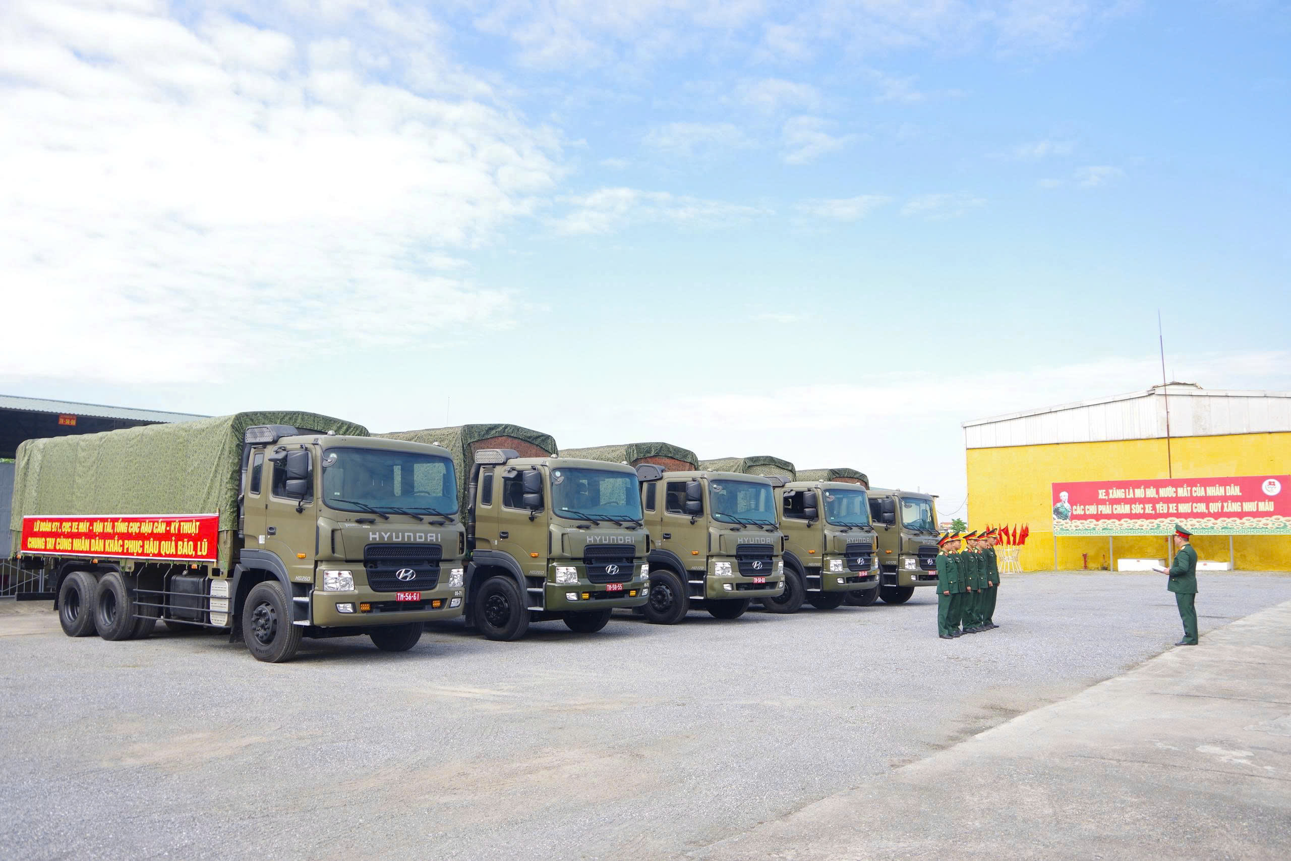 Xuyên đêm sản xuất 30 tấn lương khô cứu trợ đồng bào vùng lũ Trung Bộ - Ảnh 3.