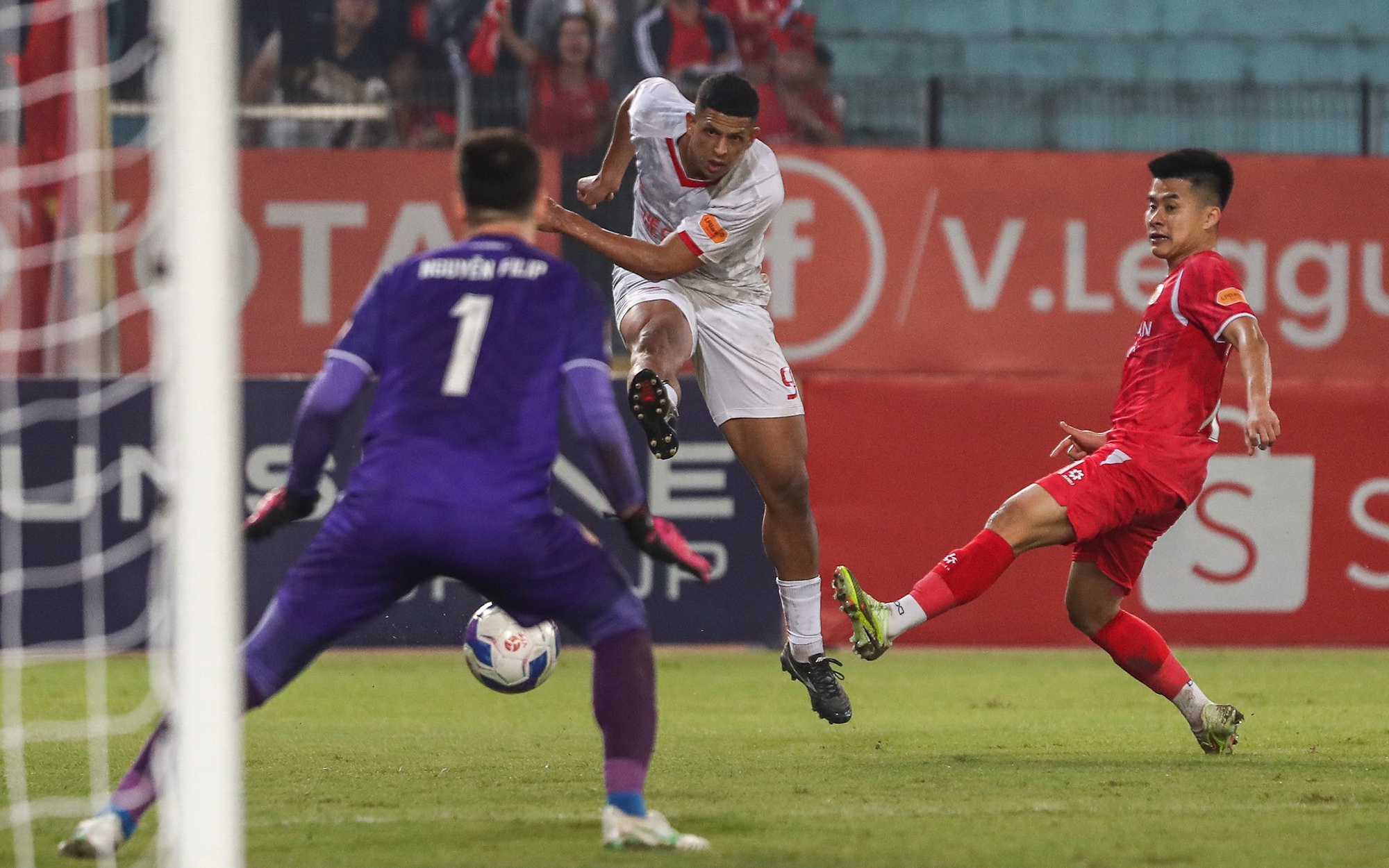 Video: Chớp thời cơ, Tiến Linh thể hiện bản năng sát thủ - Ảnh 1.