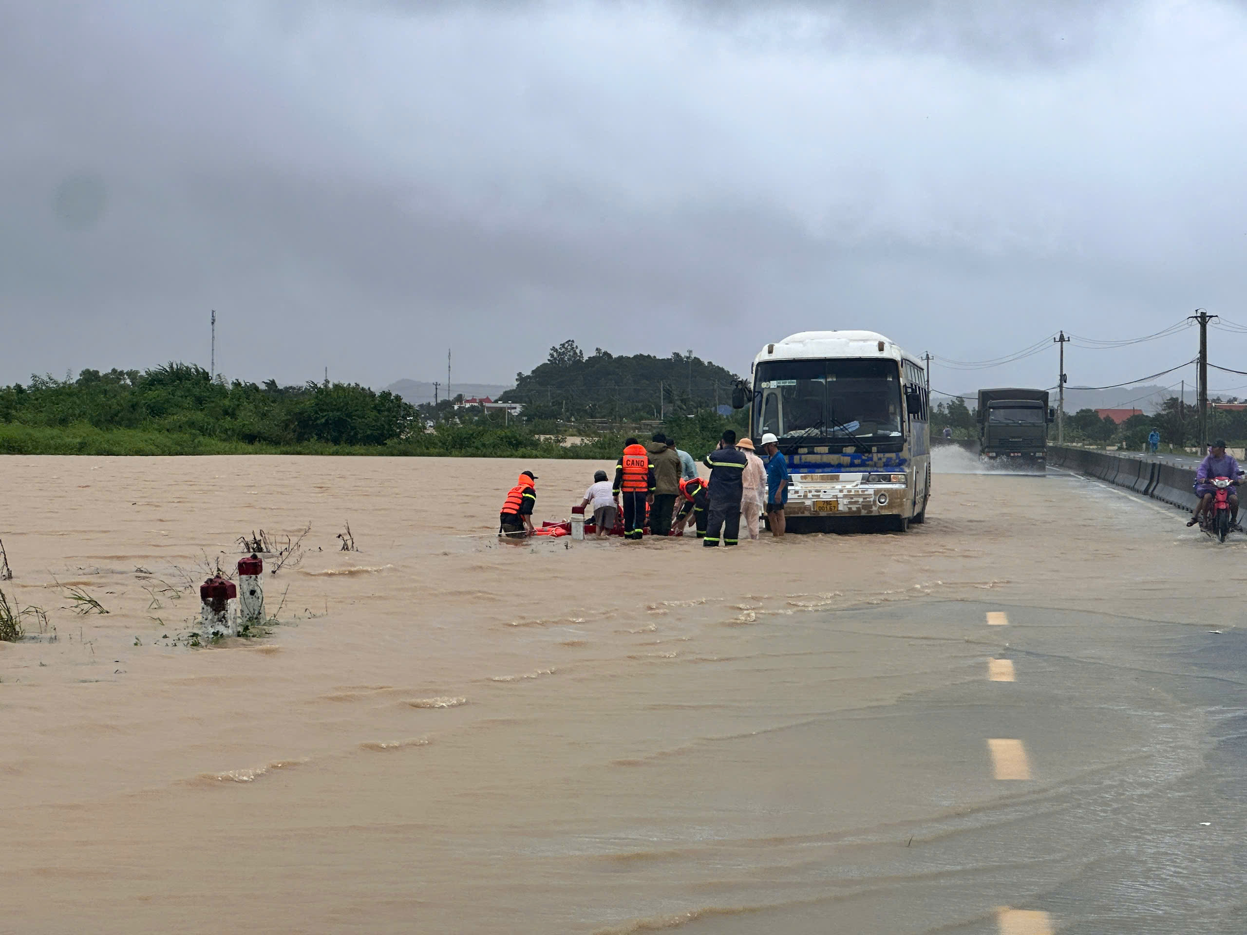Giao thông trên quốc lộ 1 qua tỉnh Khánh Hòa, Phú Yên và Bình Định cũ đã thông thoáng - Ảnh 4.