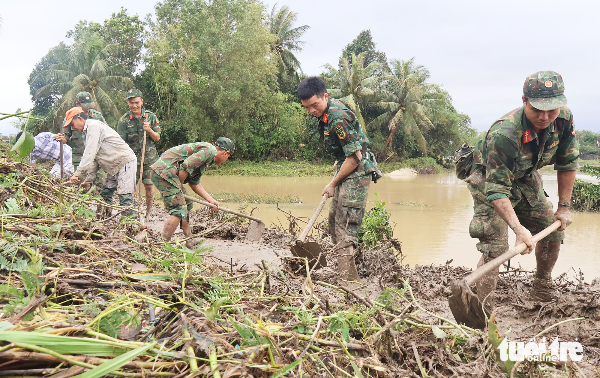 Bộ đội căng mình giúp dân dọn đường sá, trường học sau lũ - Ảnh 1.