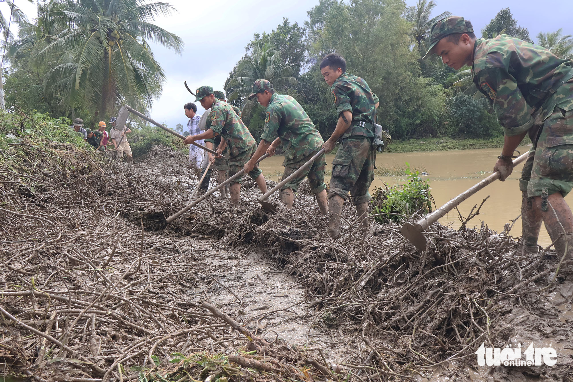 giúp dân - Ảnh 8.
