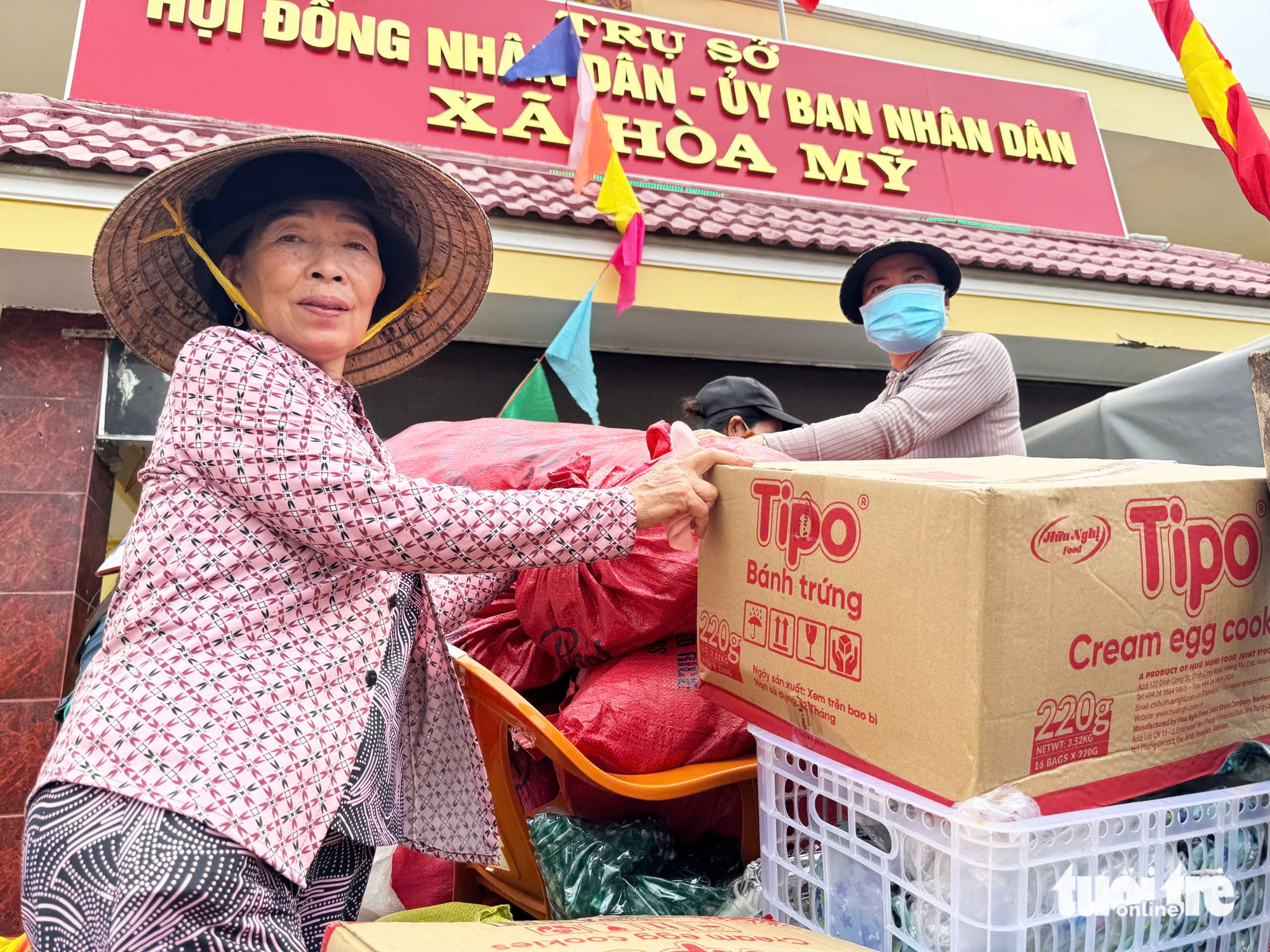 Biệt đội tiếp tế máy cày ở 'rốn lũ' Hòa Thịnh của ông Tiên và 10 phụ nữ - Ảnh 4.