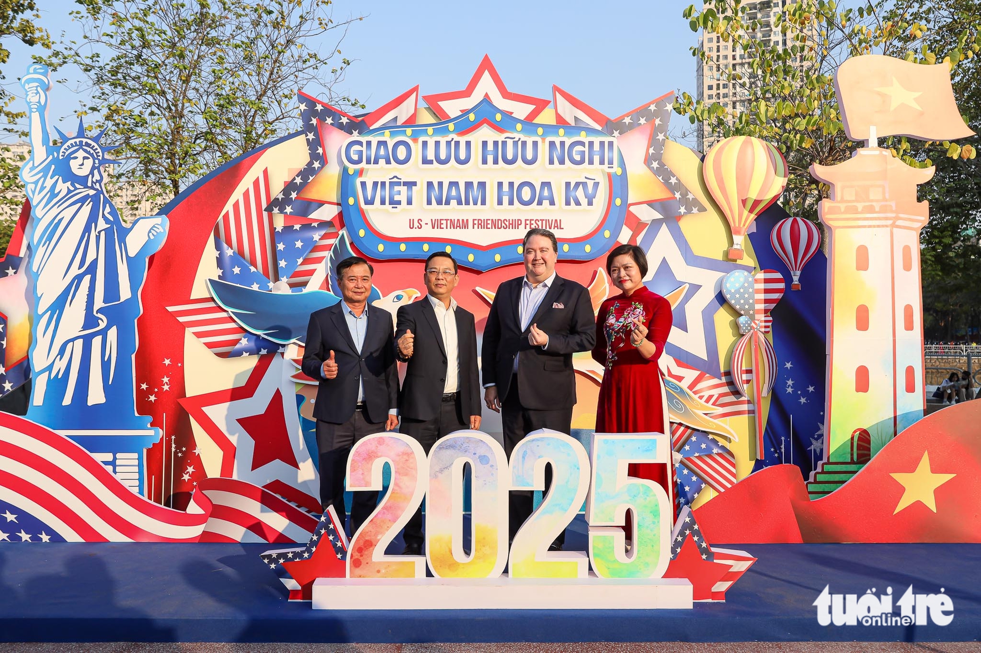 Đại sứ Knapper cùng người dân Hà Nội khám phá văn hóa Việt, Mỹ - Ảnh 1.