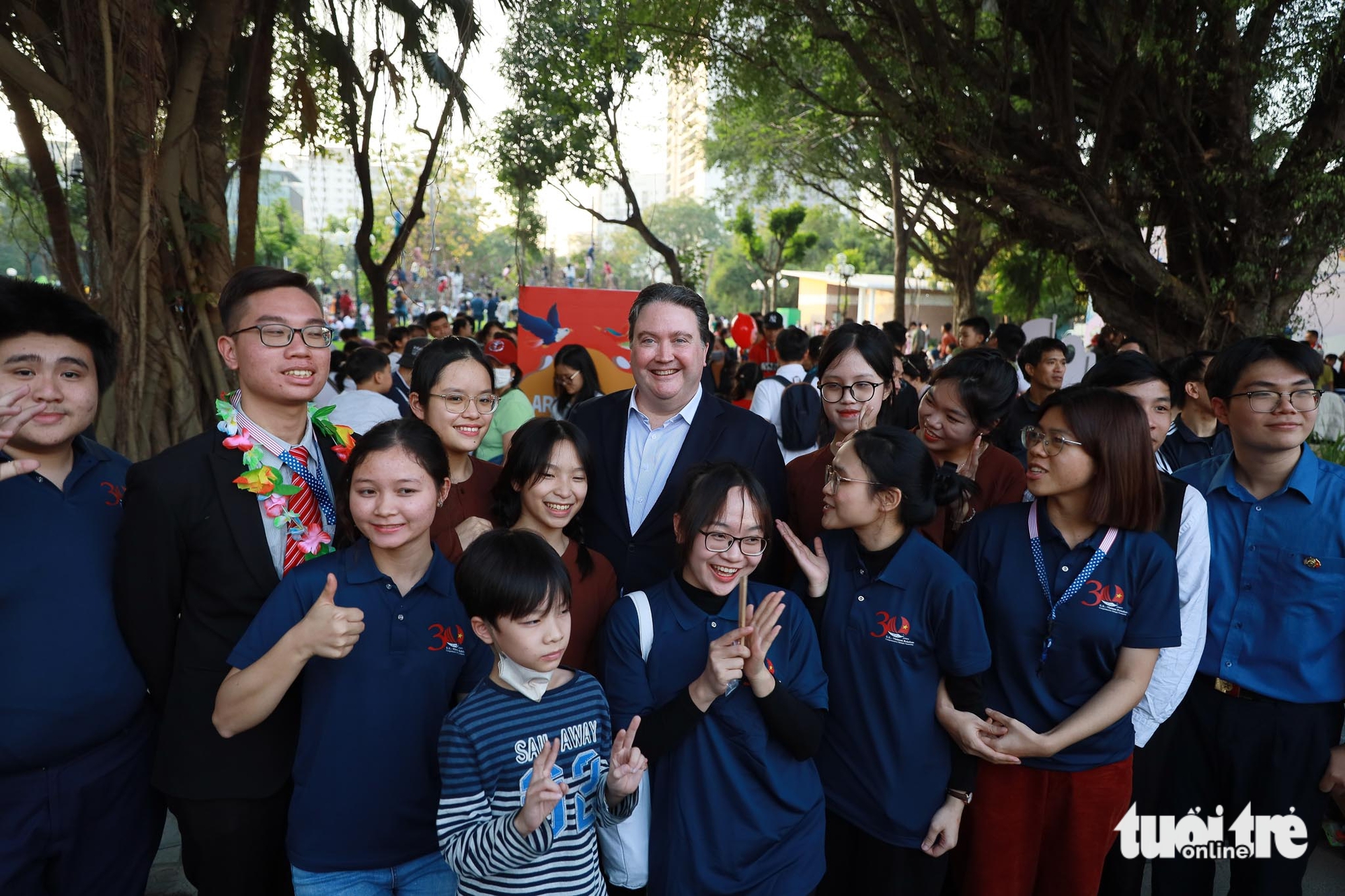 Đại sứ Knapper cùng người dân Hà Nội khám phá văn hóa Việt, Mỹ - Ảnh 3.