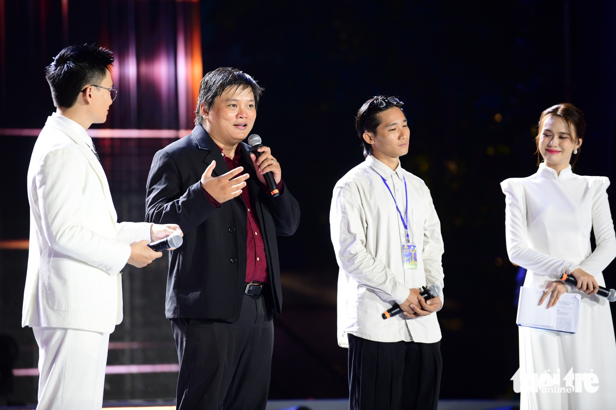 Đoàn phim Mưa đỏ giao lưu trong mưa ở đường đi bộ Nguyễn Huệ - Ảnh 4.