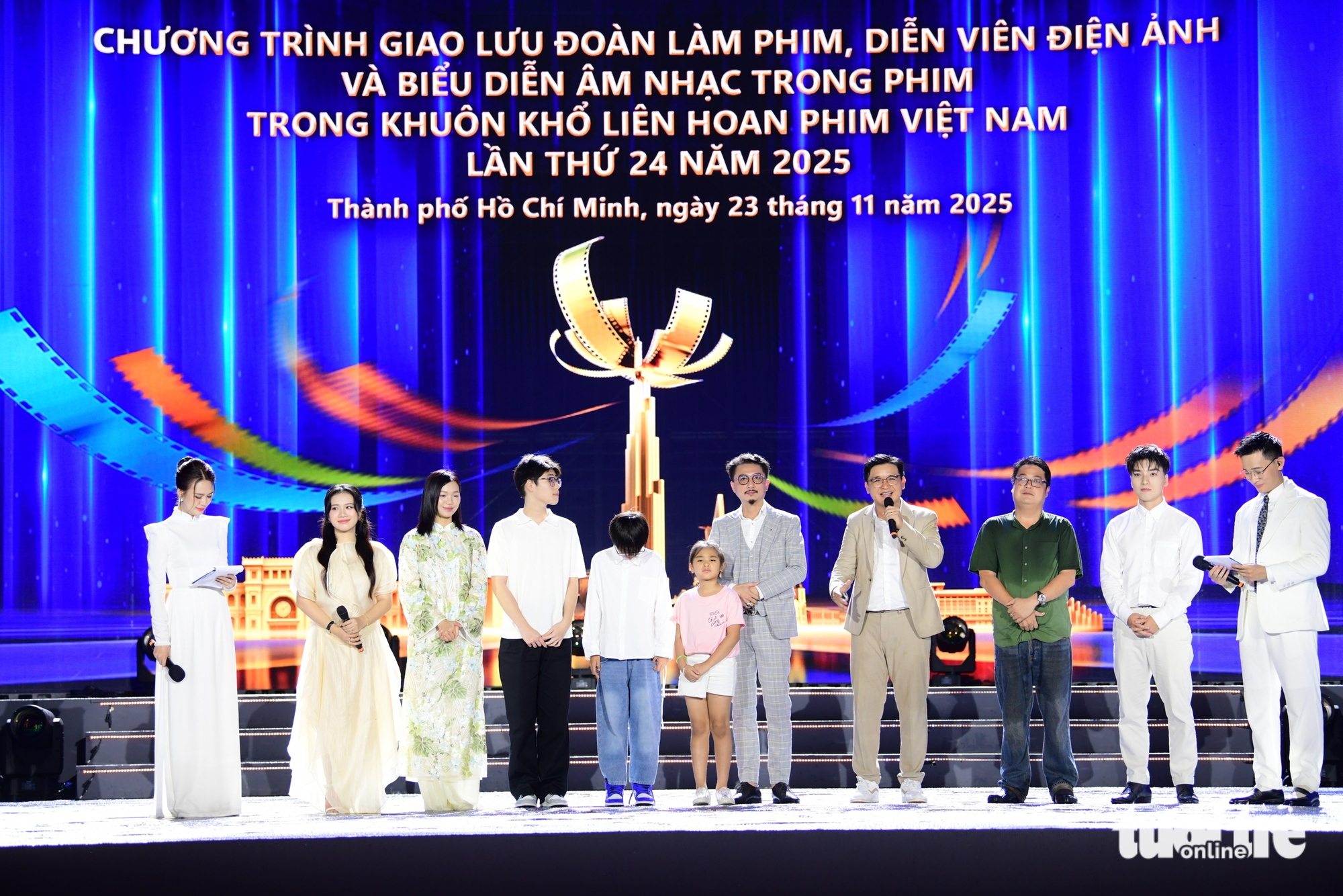 Đoàn phim Mưa đỏ giao lưu trong mưa ở đường đi bộ Nguyễn Huệ - Ảnh 8.