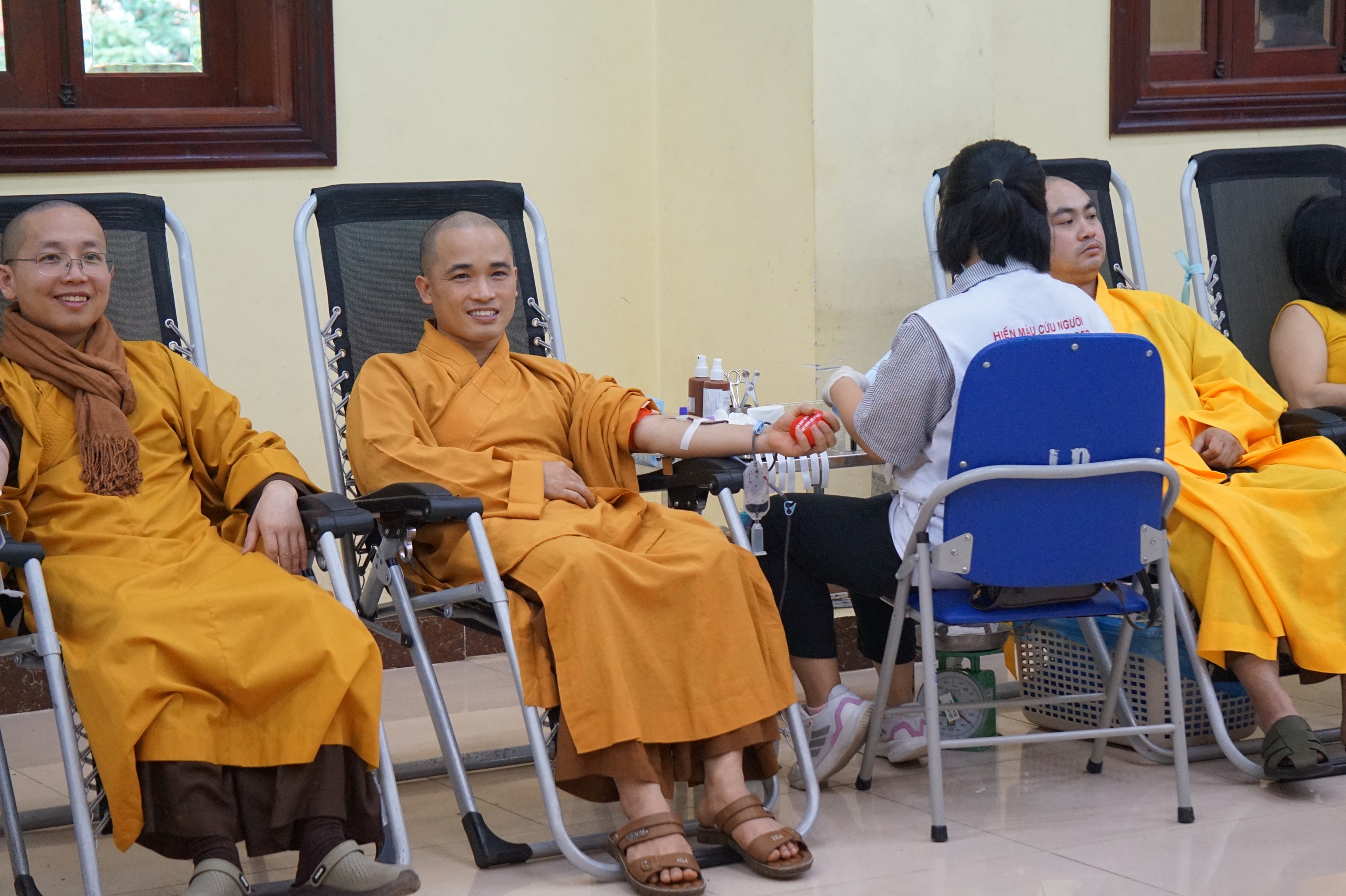 ủng hộ đồng bào miền Trung - Ảnh 3.