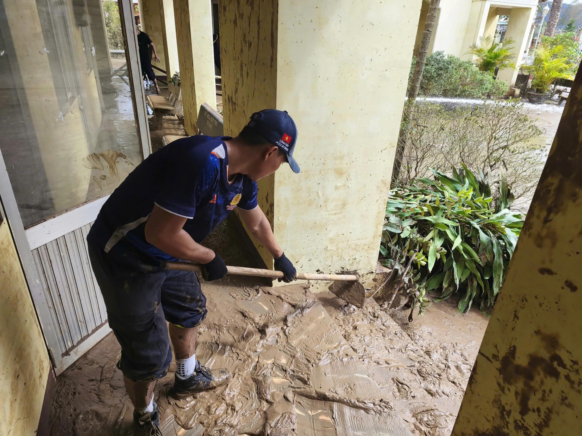 Công an TP.HCM chi viện tỉnh Đắk Lắk, hỗ trợ công tác cứu hộ, dọn dẹp sau lũ - Ảnh 3.