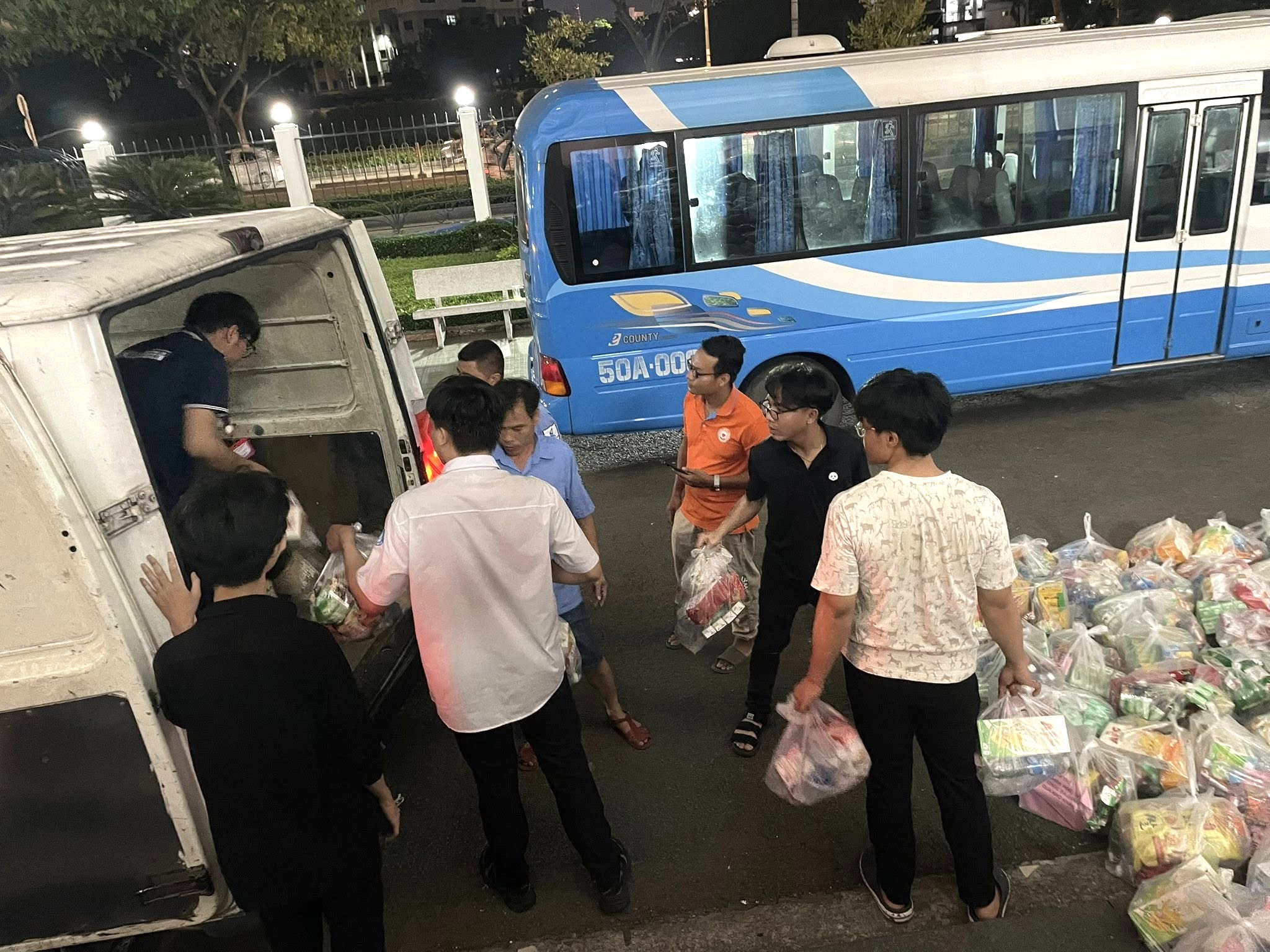 Hàng loạt trường đại học phát động chiến dịch hỗ trợ sinh viên miền Trung - Ảnh 3.