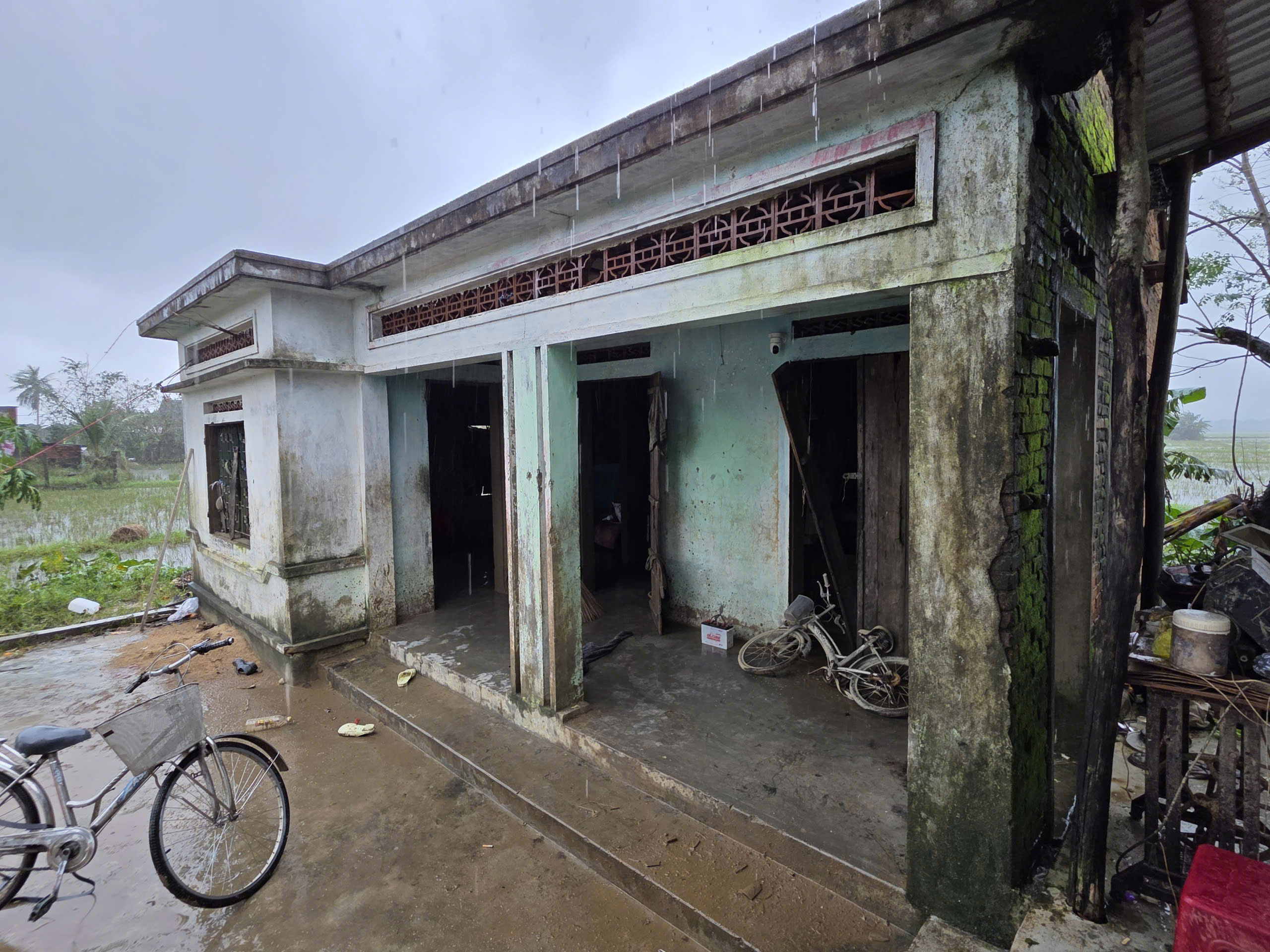 Chồng kiệt sức qua đời sau khi đưa vợ cùng hai con đi tránh lũ- Ảnh 1. Chồng qua đời sau khi đưa vợ và hai con đi tránh lũ - Ảnh 1.