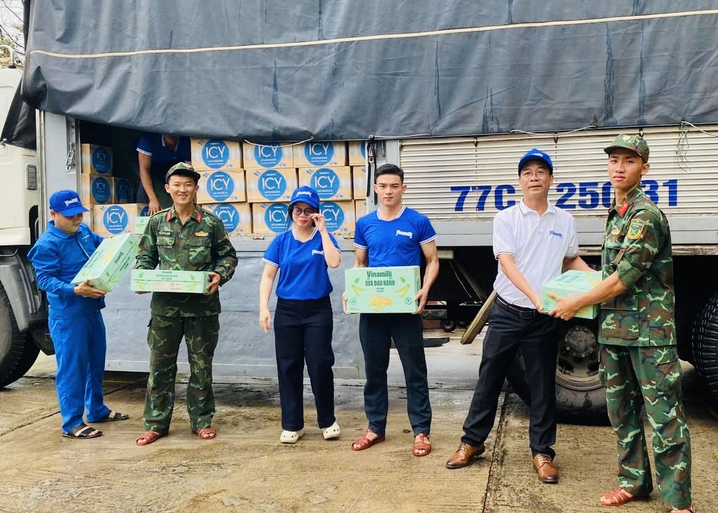 Vinamilk hỗ trợ 48 tấn sản phẩm đến bà con vùng lũ miền Trung - Ảnh 12.