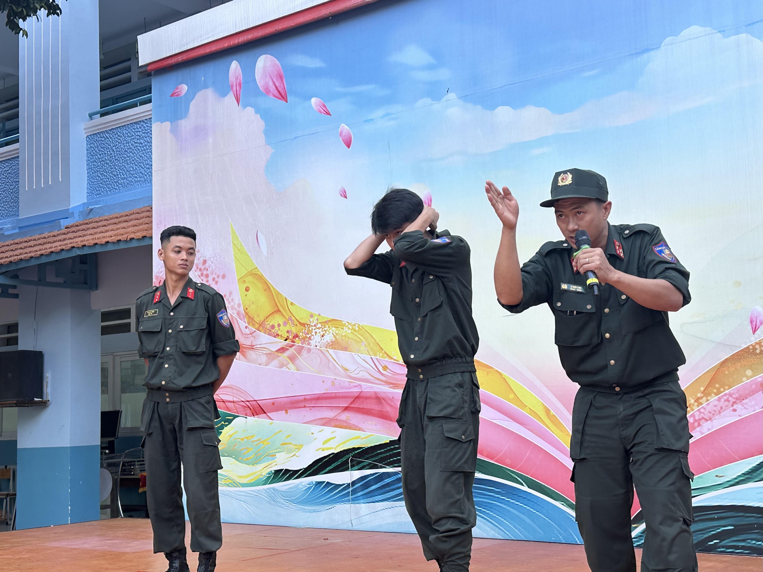 Cảnh sát đặc nhiệm đến trường học hướng dẫn chống bạo lực học đường, bắt cóc online - Ảnh 2.