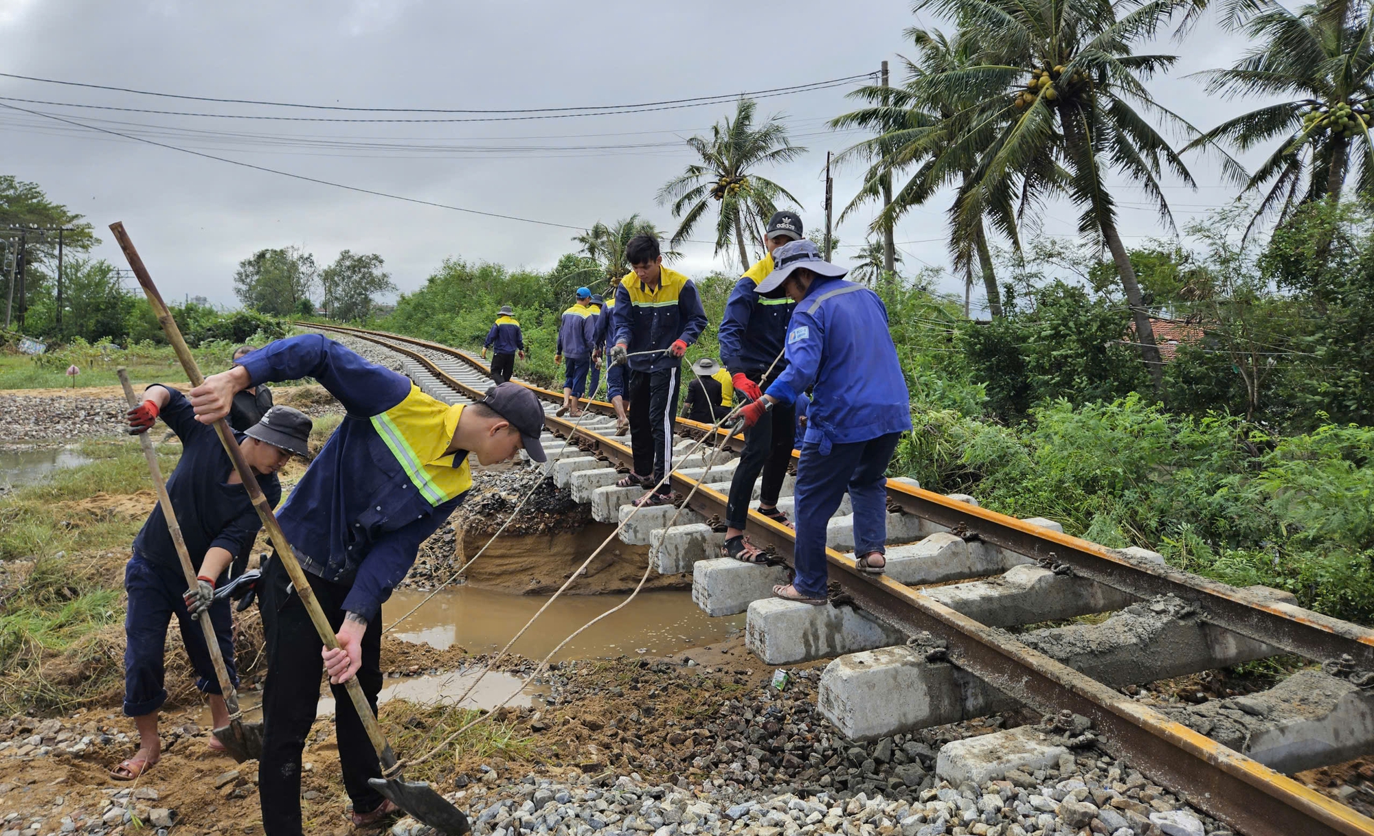 Đường sắt Bắc - Nam qua vùng lũ còn 15 điểm bị cuốn trôi nền đường - Ảnh 1.