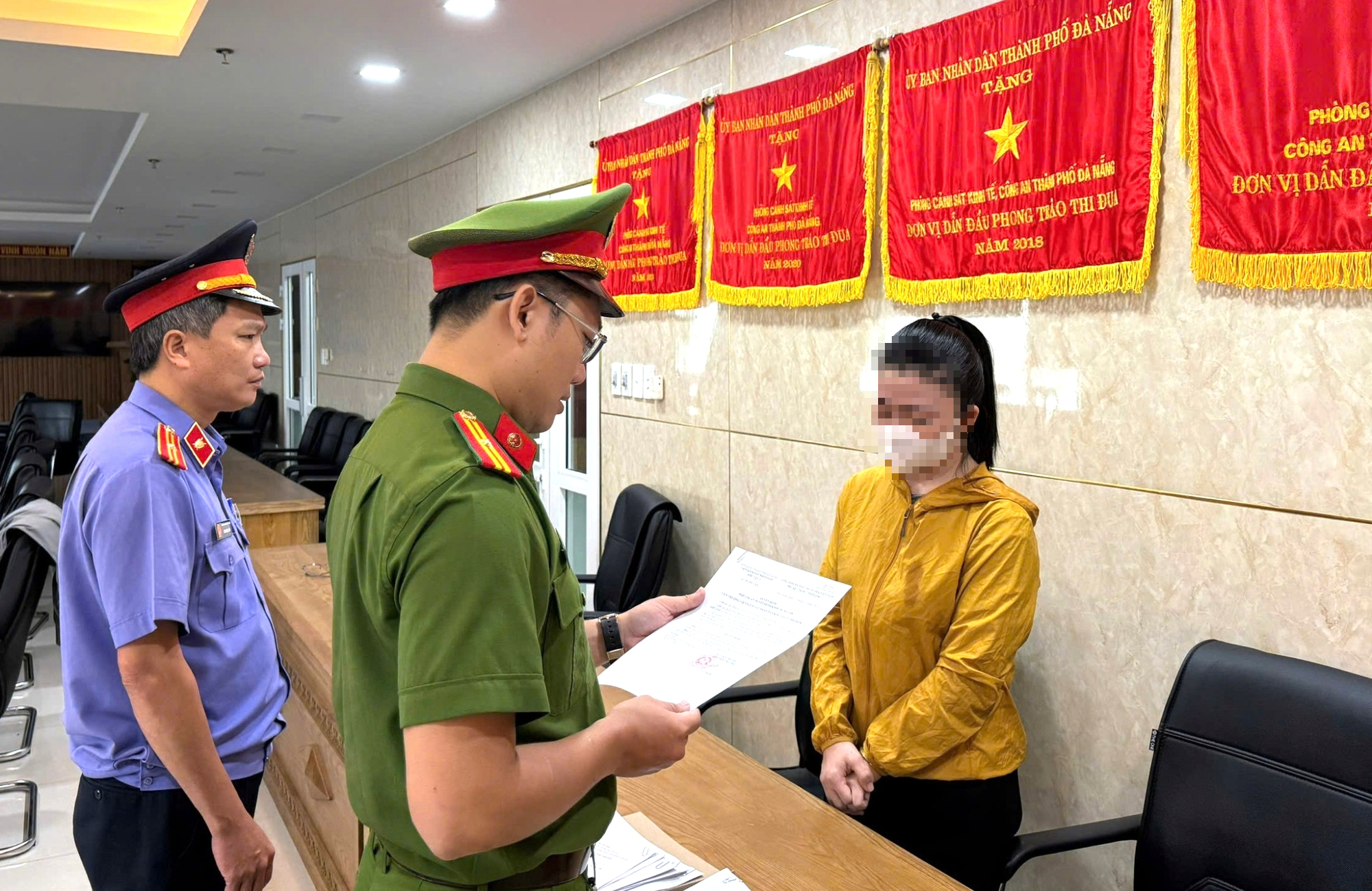 Khởi tố 1 tiểu thương chợ Cồn để điều tra hành vi buôn bán hàng cấm - Ảnh 1.