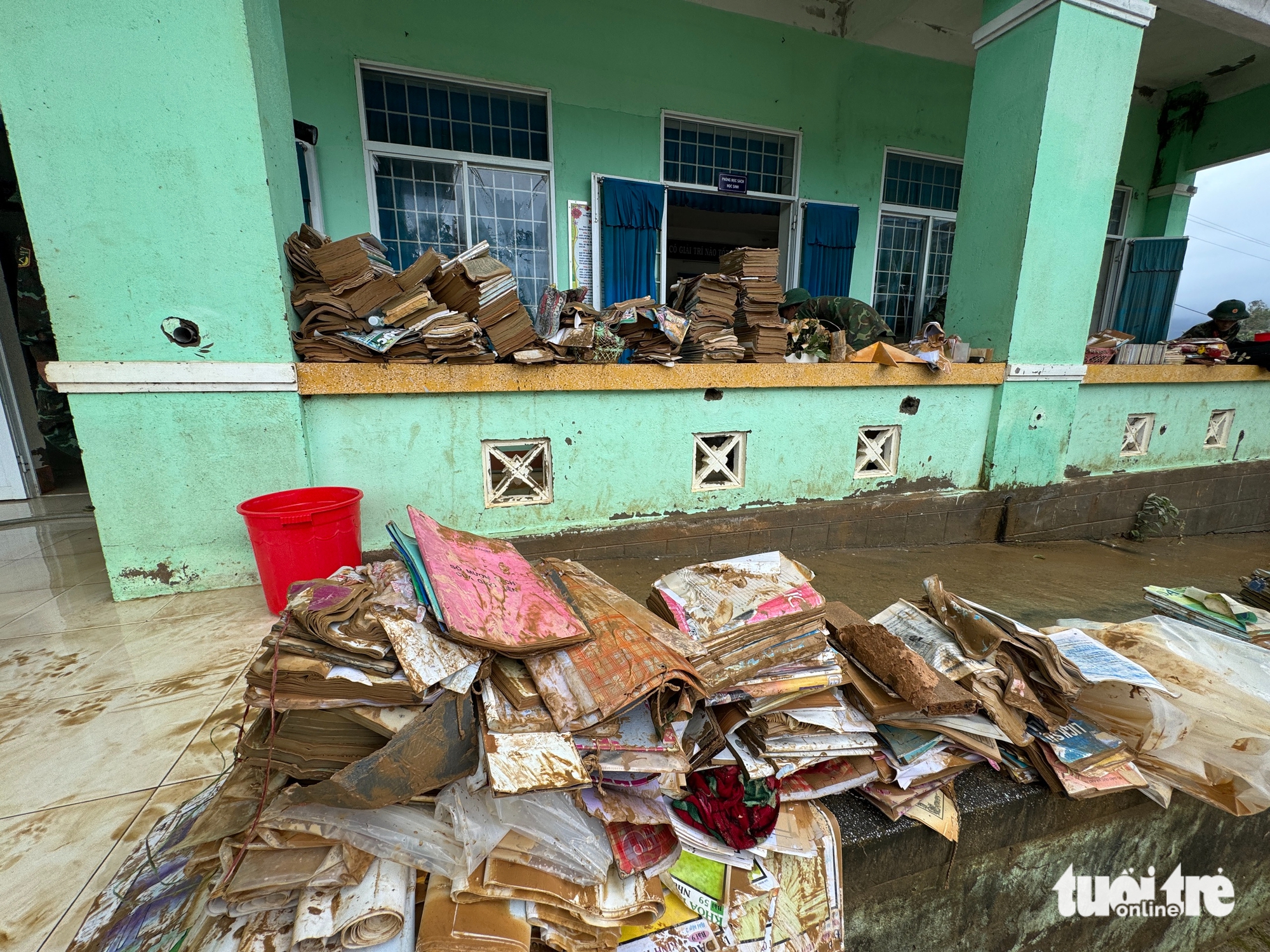 Nhiều trường học vùng lũ khẩn trương khắc phục để đón học sinh trở lại trường- Ảnh 4.