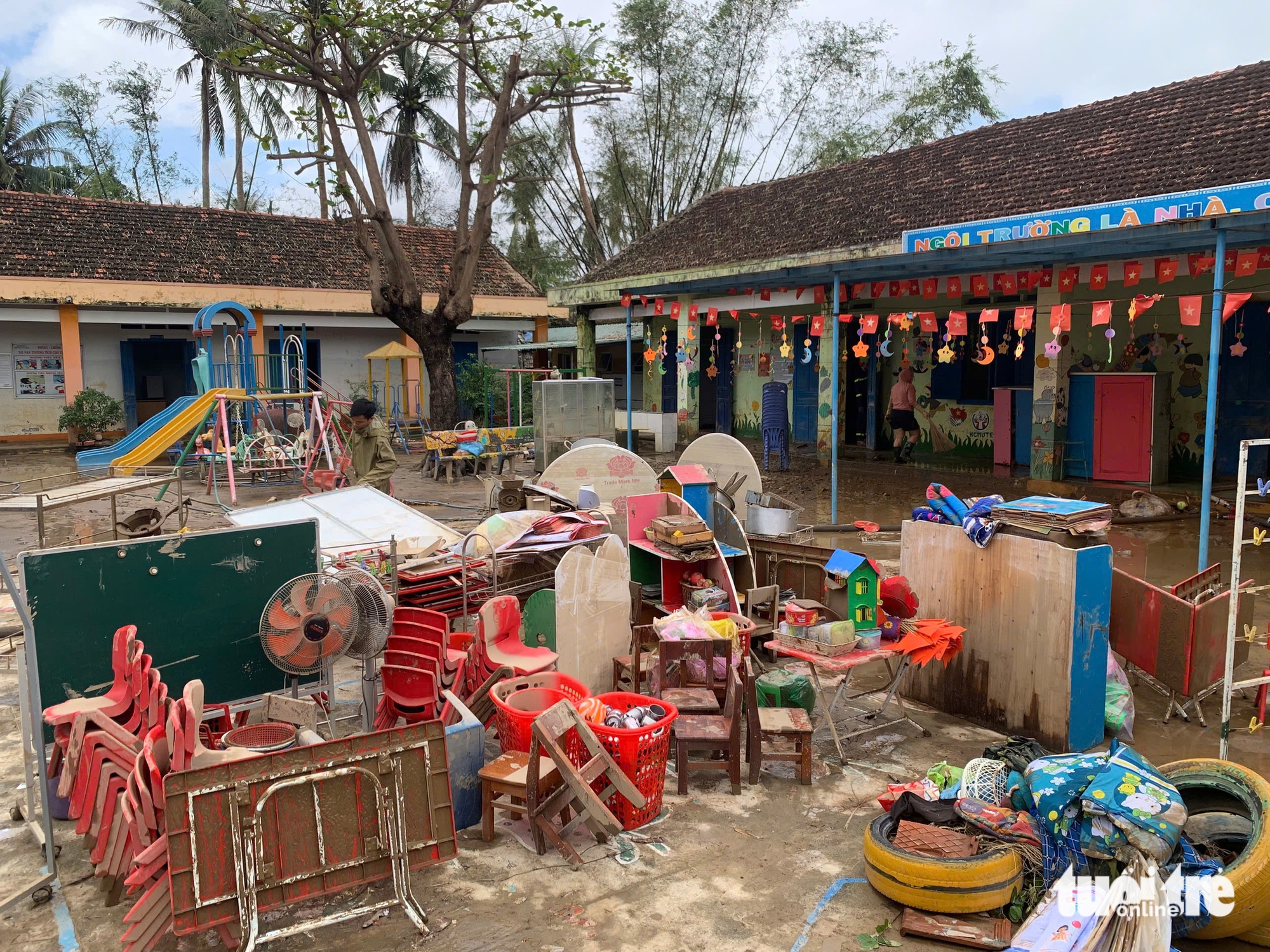 Nhiều trường học vùng lũ khẩn trương khắc phục để đón học sinh trở lại trường - Ảnh 6.