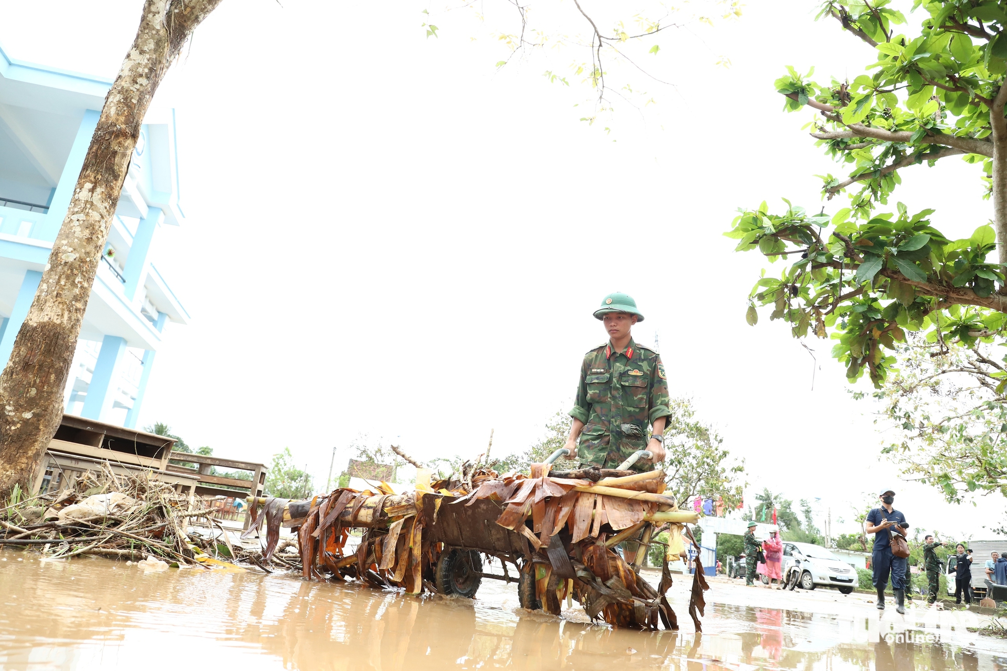 Nhiều trường học vùng lũ khẩn trương khắc phục để đón học sinh trở lại trường- Ảnh 10.