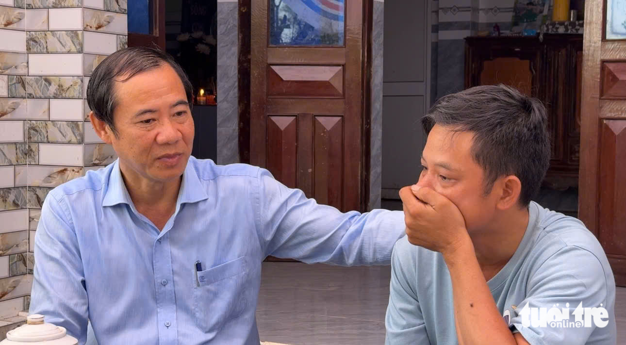 Lãnh đạo Đảng ủy Mặt trận Tổ quốc Việt Nam thăm gia đình có 2 con nhỏ chết vì lũ dữ gây lật xuồng- Ảnh 1. lũ dữ - Ảnh 1.