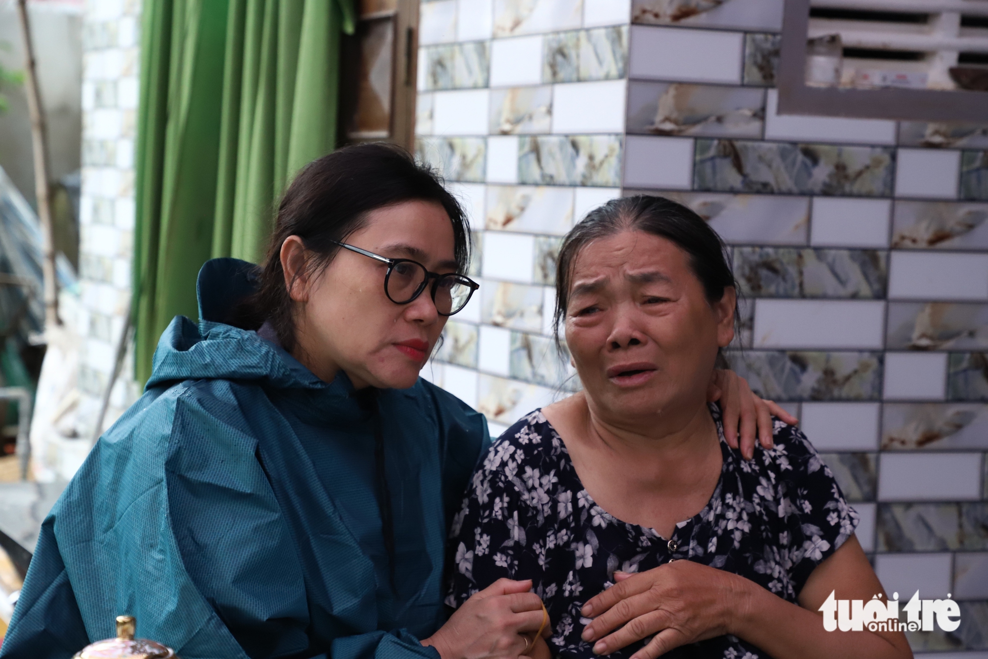 Lãnh đạo Đảng ủy Mặt trận Tổ quốc Việt Nam thăm gia đình có 2 con nhỏ chết vì lũ dữ gây lật xuồng- Ảnh 3. Lãnh đạo Đảng ủy Mặt trận Tổ quốc Việt Nam thăm gia đình có 2 con nhỏ chết vì lũ dữ - Ảnh 3.