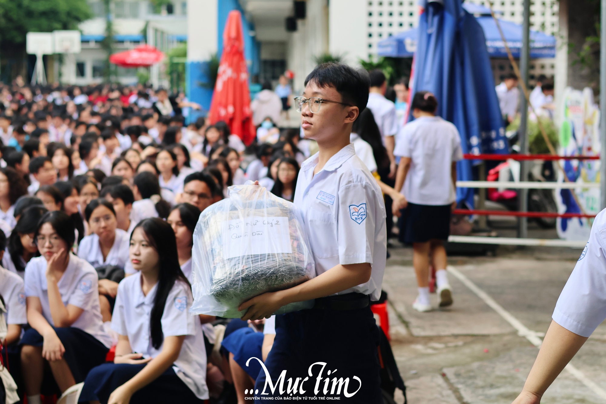 Học sinh Trường THPT Bùi Thị Xuân gói ghém yêu thương gửi đến miền Trung - Ảnh 1.