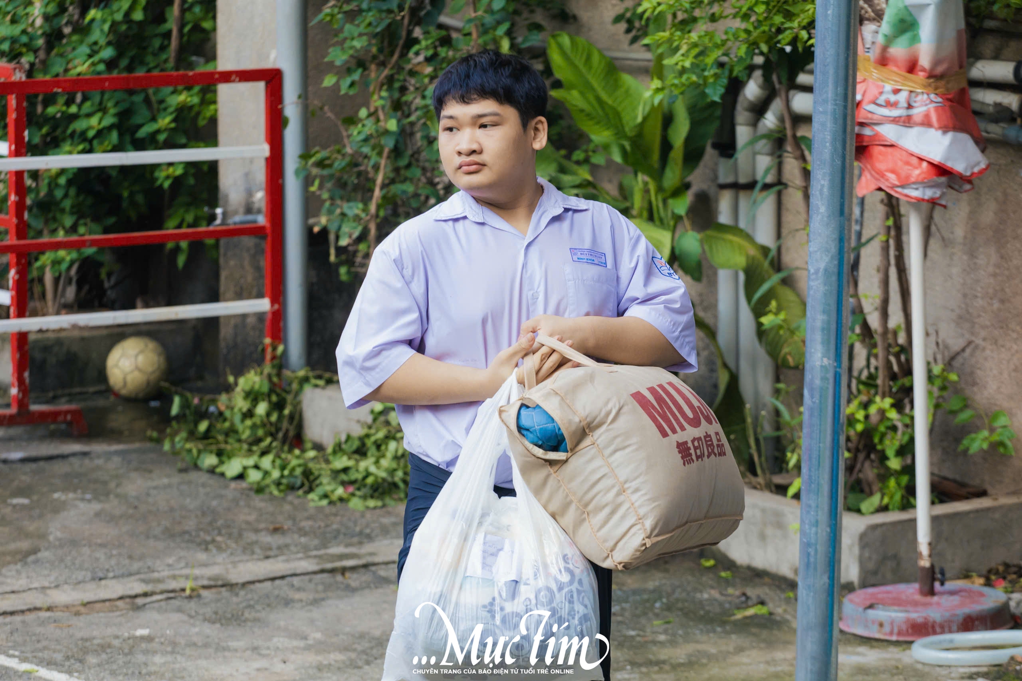 Học sinh Trường THPT Bùi Thị Xuân gói ghém yêu thương gửi đến miền Trung - Ảnh 2.