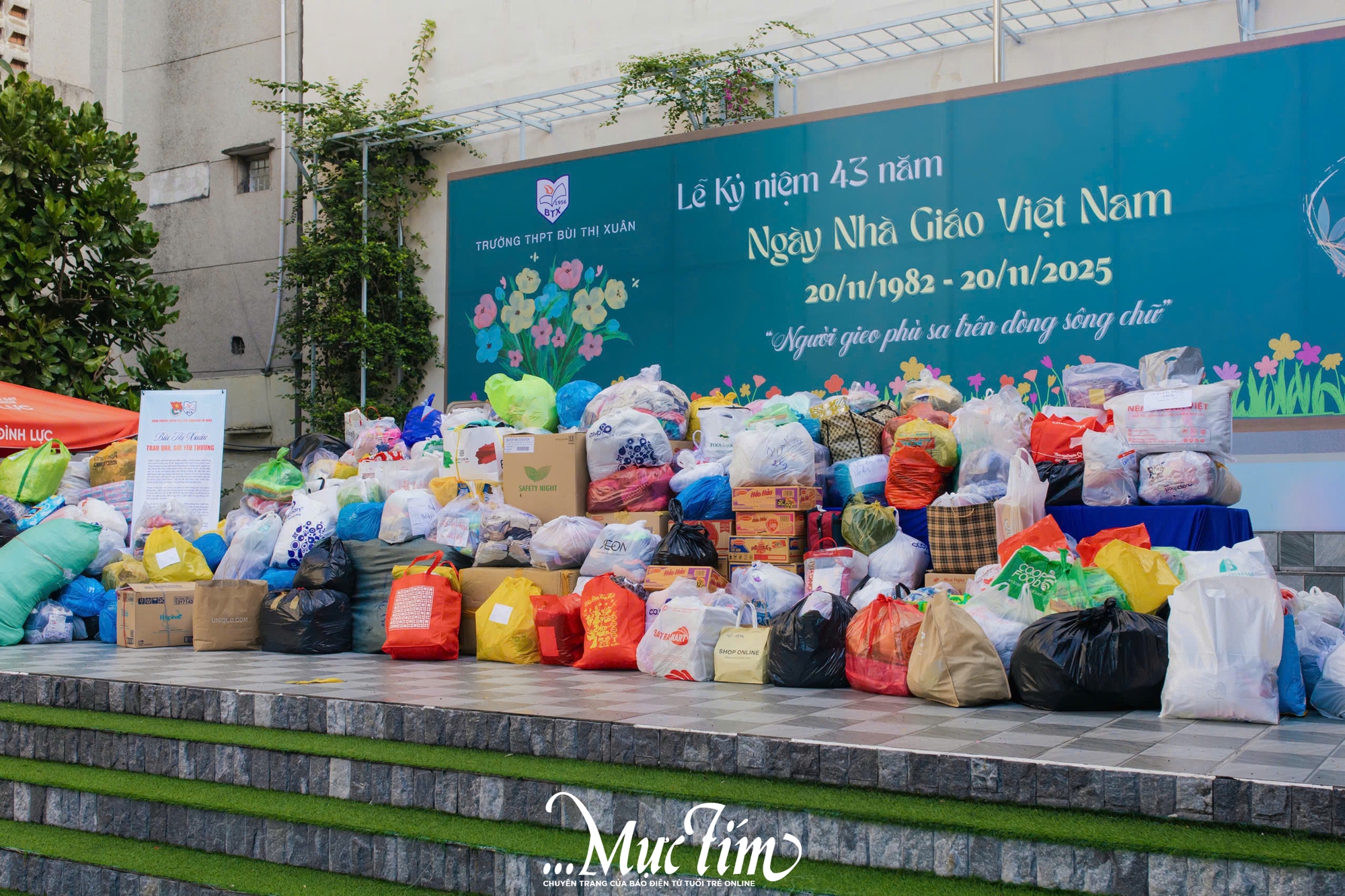 Học sinh Trường THPT Bùi Thị Xuân gói ghém yêu thương gửi đến miền Trung - Ảnh 11.