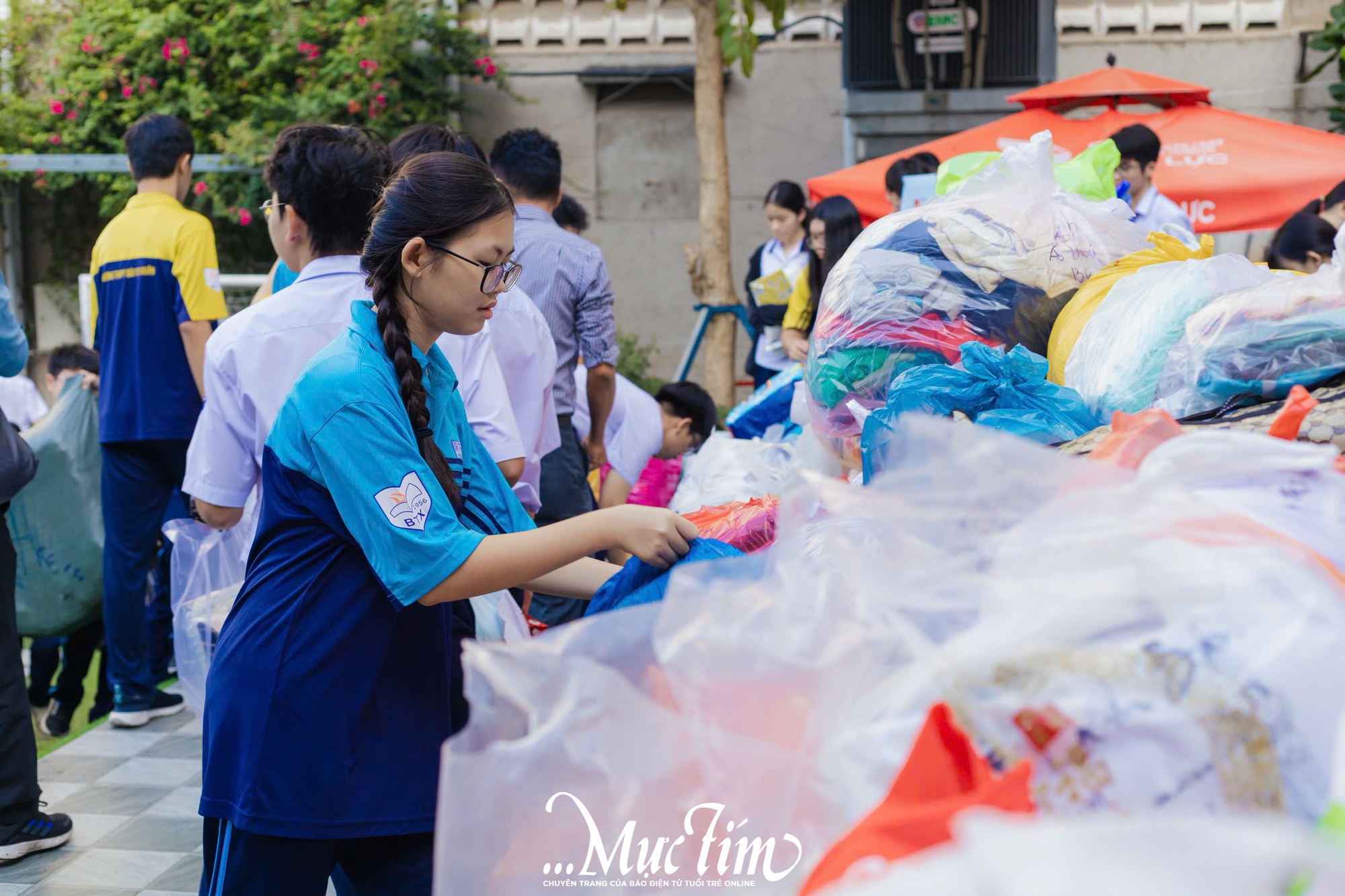 Học sinh Trường THPT Bùi Thị Xuân gói ghém yêu thương gửi đến miền Trung - Ảnh 15.