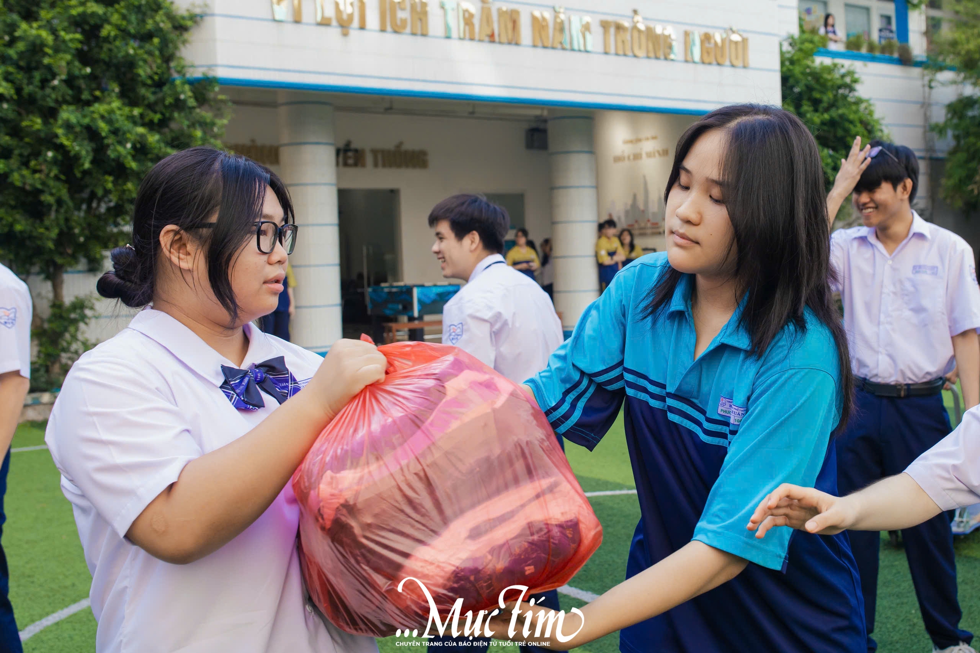 Học sinh Trường THPT Bùi Thị Xuân gói ghém yêu thương gửi đến miền Trung - Ảnh 16.