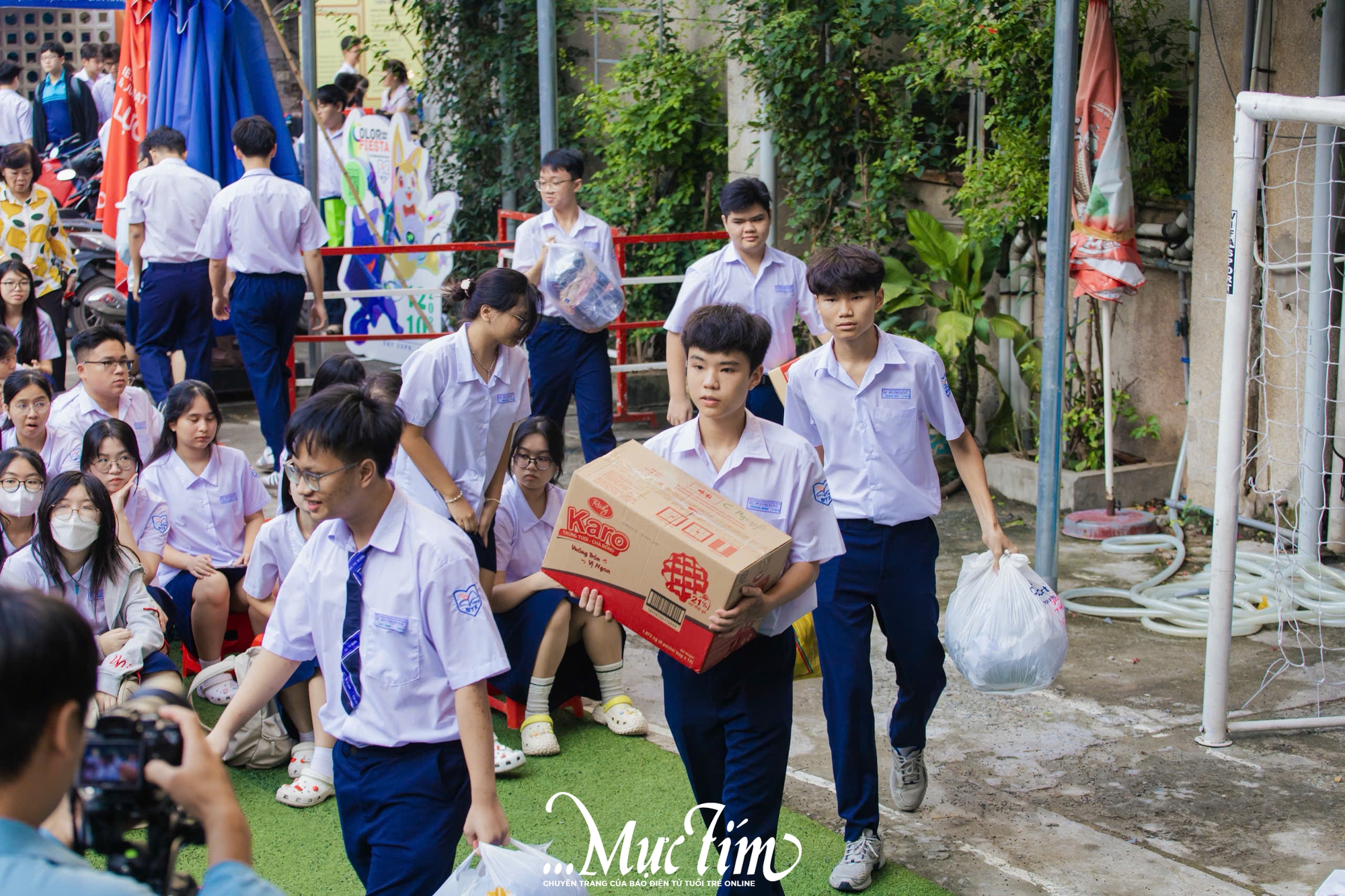 Học sinh Trường THPT Bùi Thị Xuân gói ghém yêu thương gửi đến miền Trung - Ảnh 3.