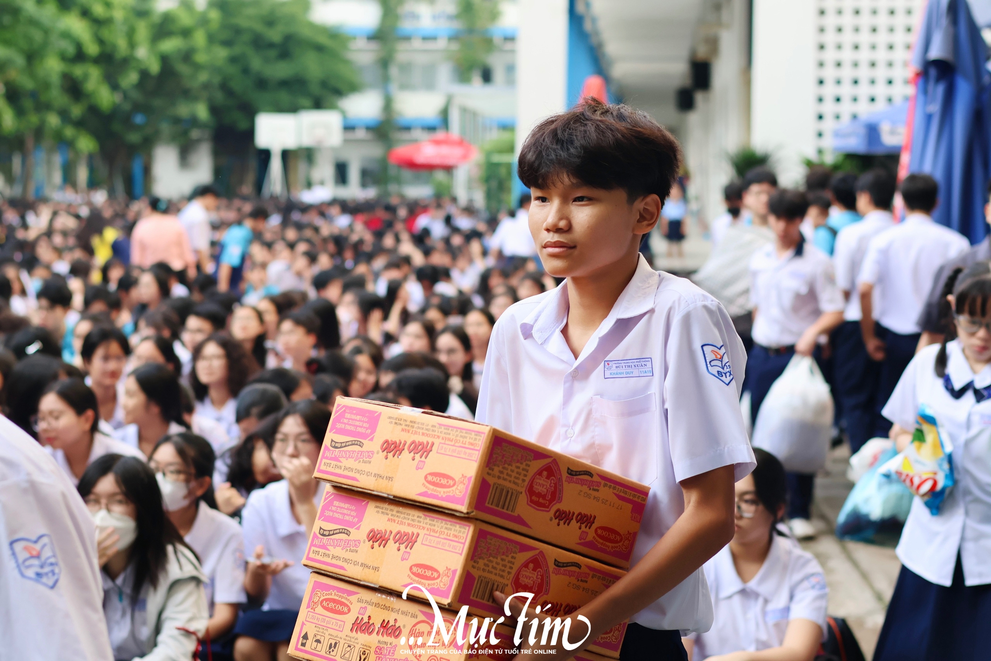 Học sinh Trường THPT Bùi Thị Xuân gói ghém yêu thương gửi đến miền Trung - Ảnh 4.