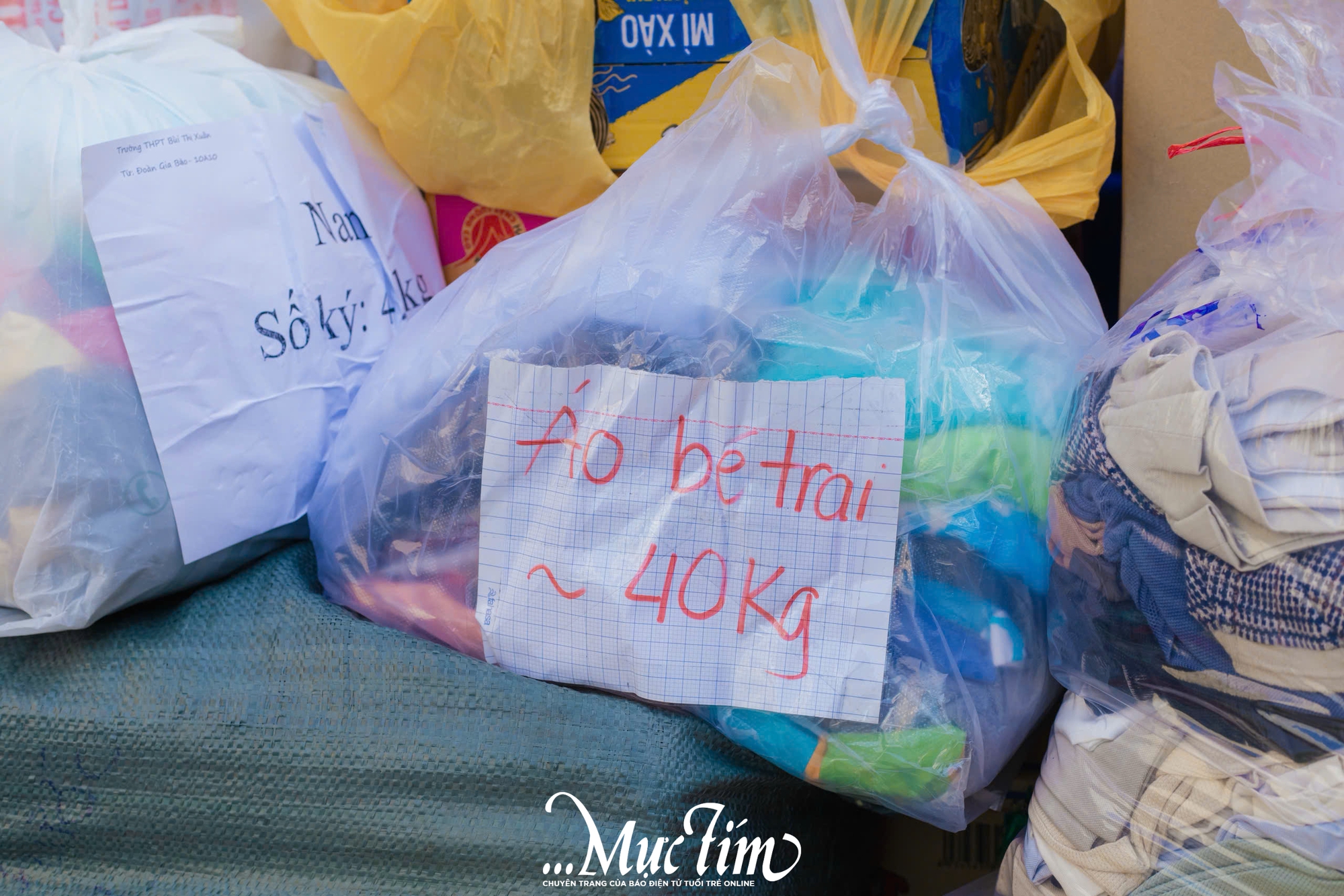 Học sinh Trường THPT Bùi Thị Xuân gói ghém yêu thương gửi đến miền Trung - Ảnh 9.