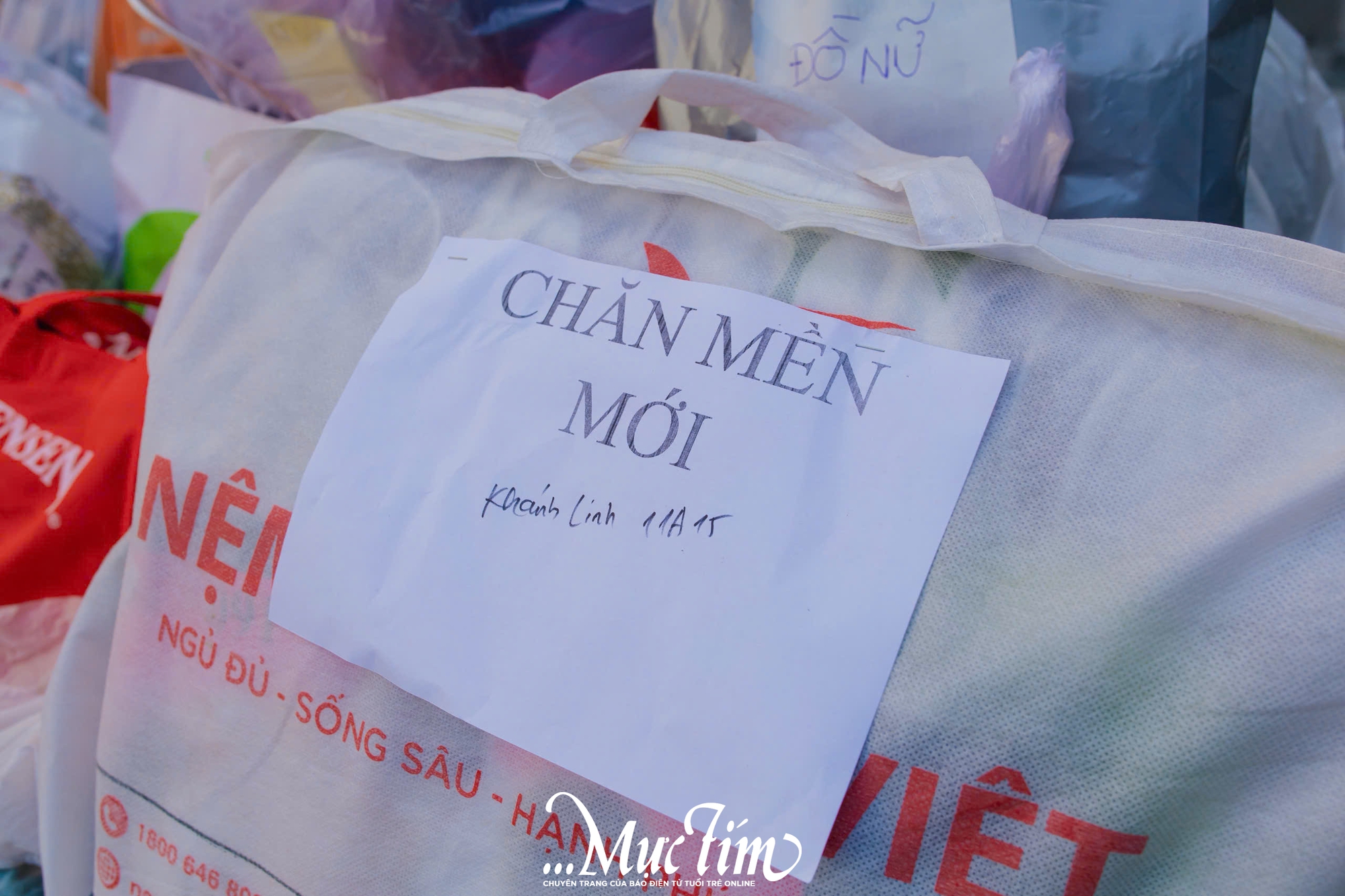 Học sinh Trường THPT Bùi Thị Xuân gói ghém yêu thương gửi đến miền Trung - Ảnh 10.