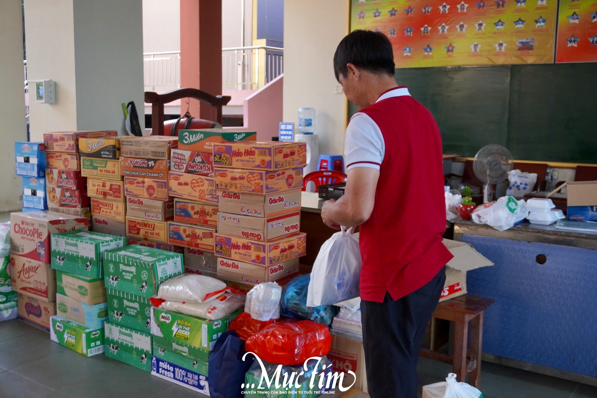 Trường THPT Thủ Đức sẻ chia yêu thương cùng đồng bào vùng lũ - Ảnh 1.