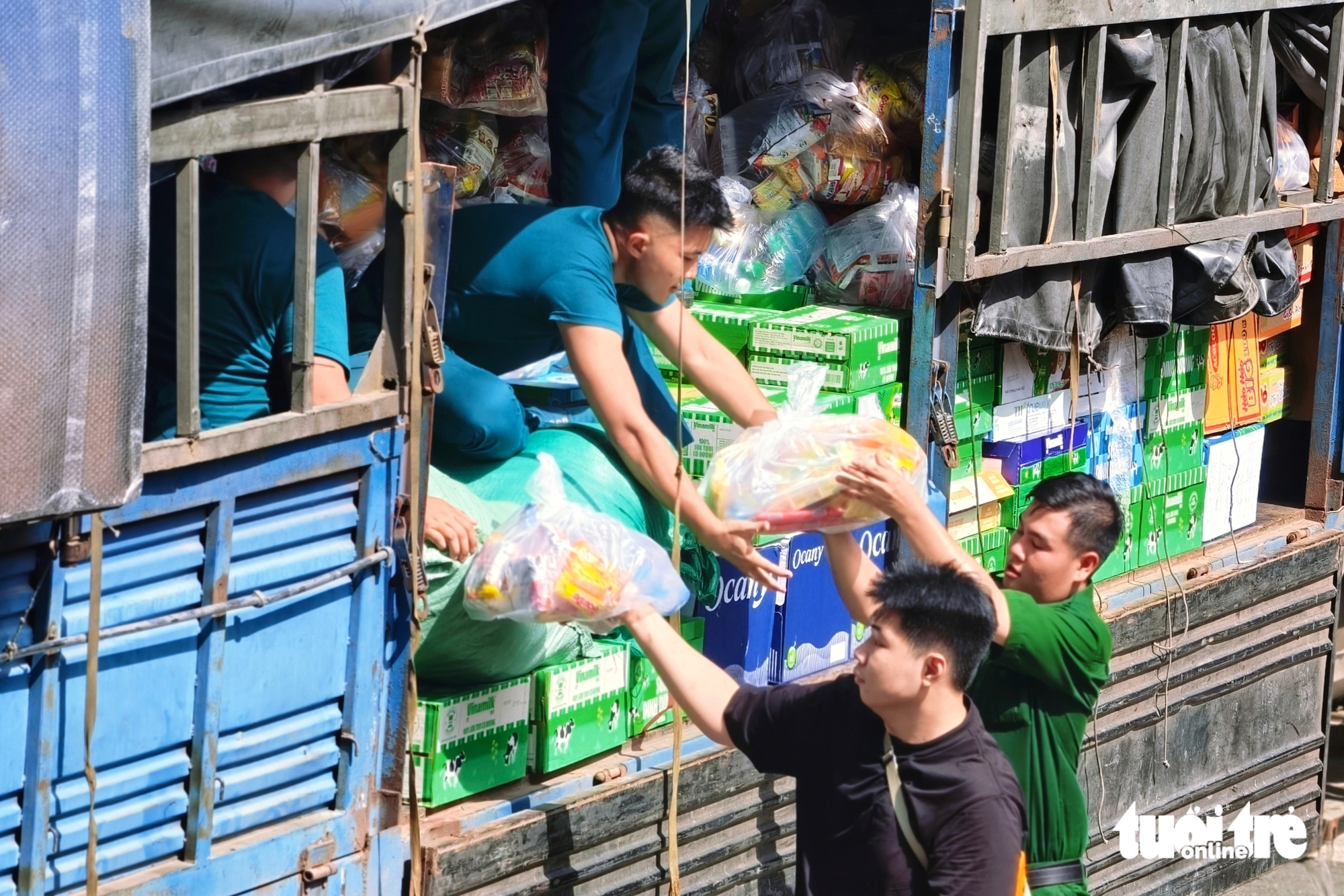'Thấy mọi người cùng hướng về đồng bào vùng lũ, mình không còn thấy mệt nữa' - Ảnh 4.