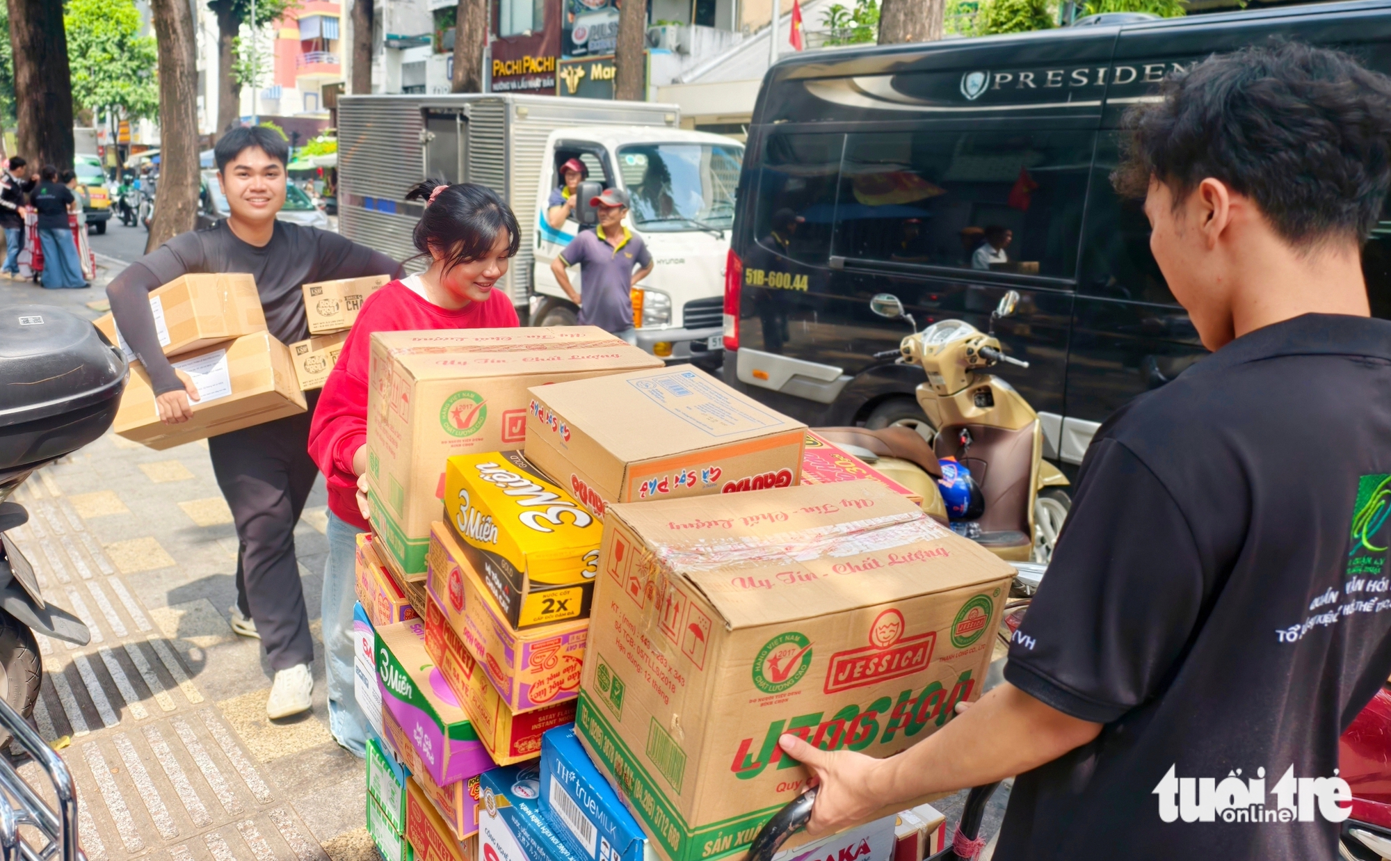 'Thấy mọi người cùng hướng về đồng bào vùng lũ, mình không còn thấy mệt nữa' - Ảnh 5.