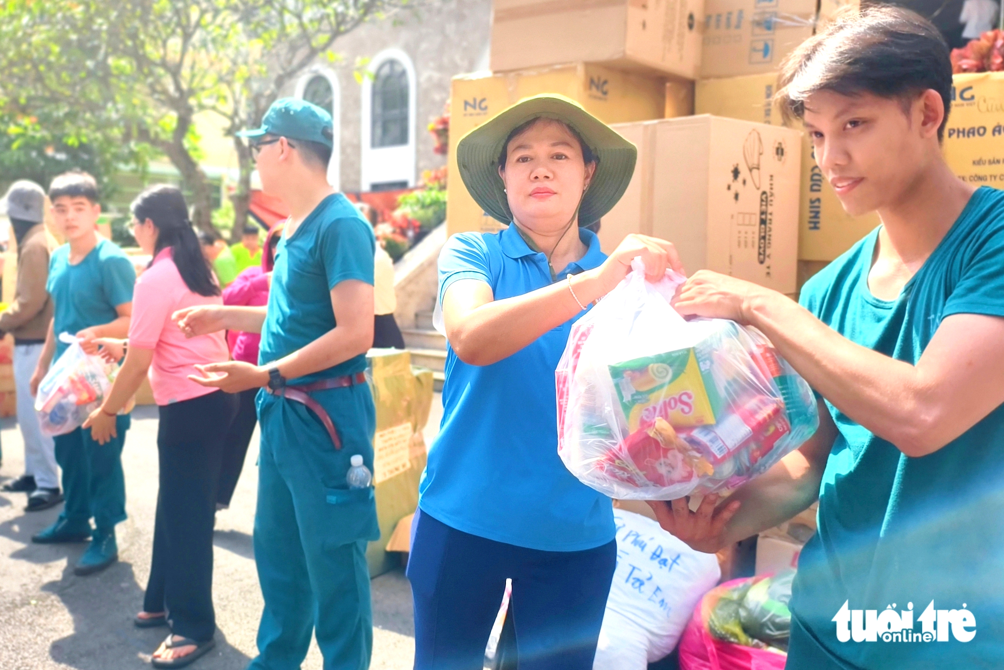 'Thấy mọi người cùng hướng về đồng bào vùng lũ, mình không còn thấy mệt nữa' - Ảnh 3.