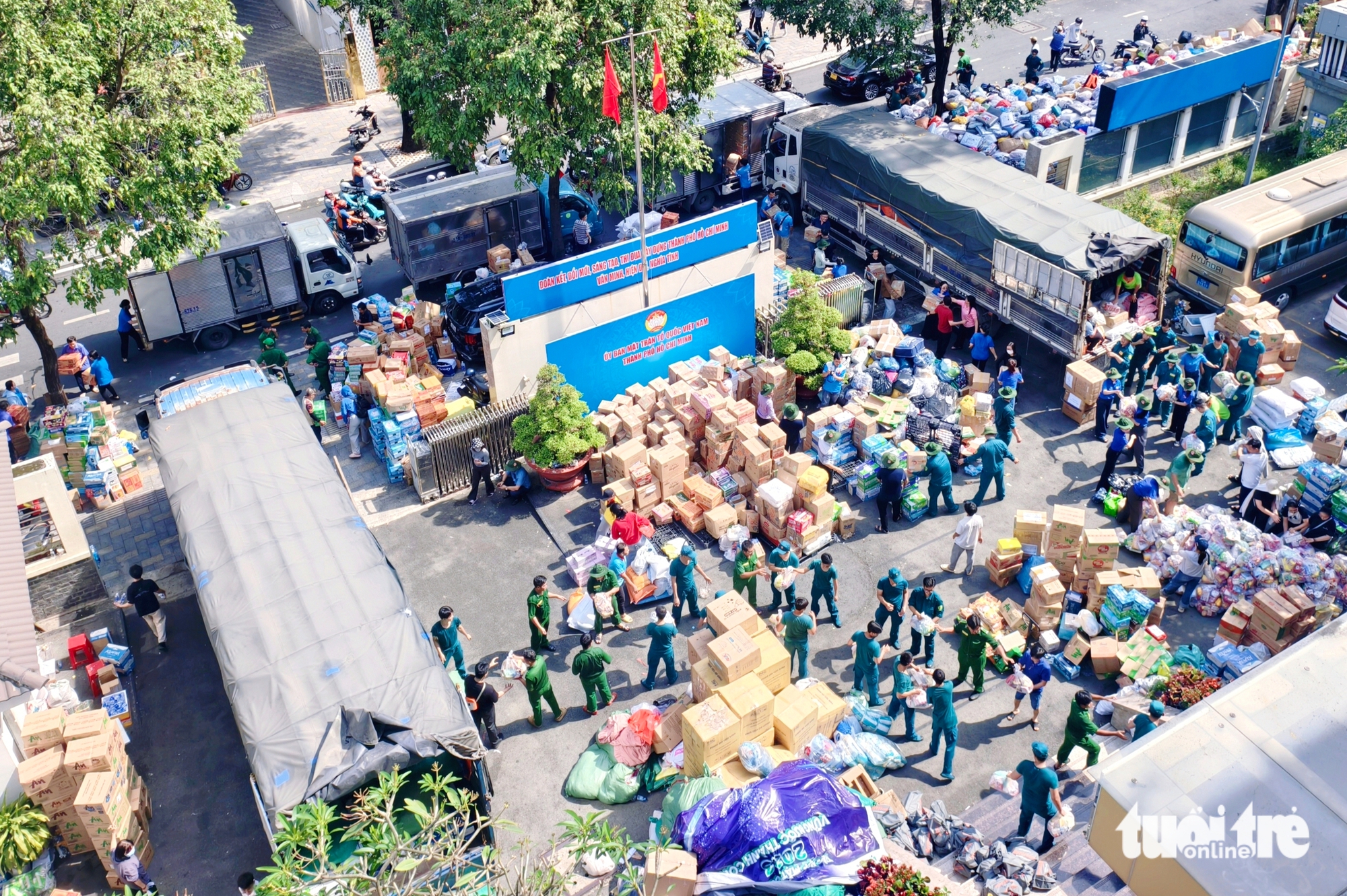 'Thấy mọi người cùng hướng về đồng bào vùng lũ, mình không còn thấy mệt nữa' - Ảnh 10.