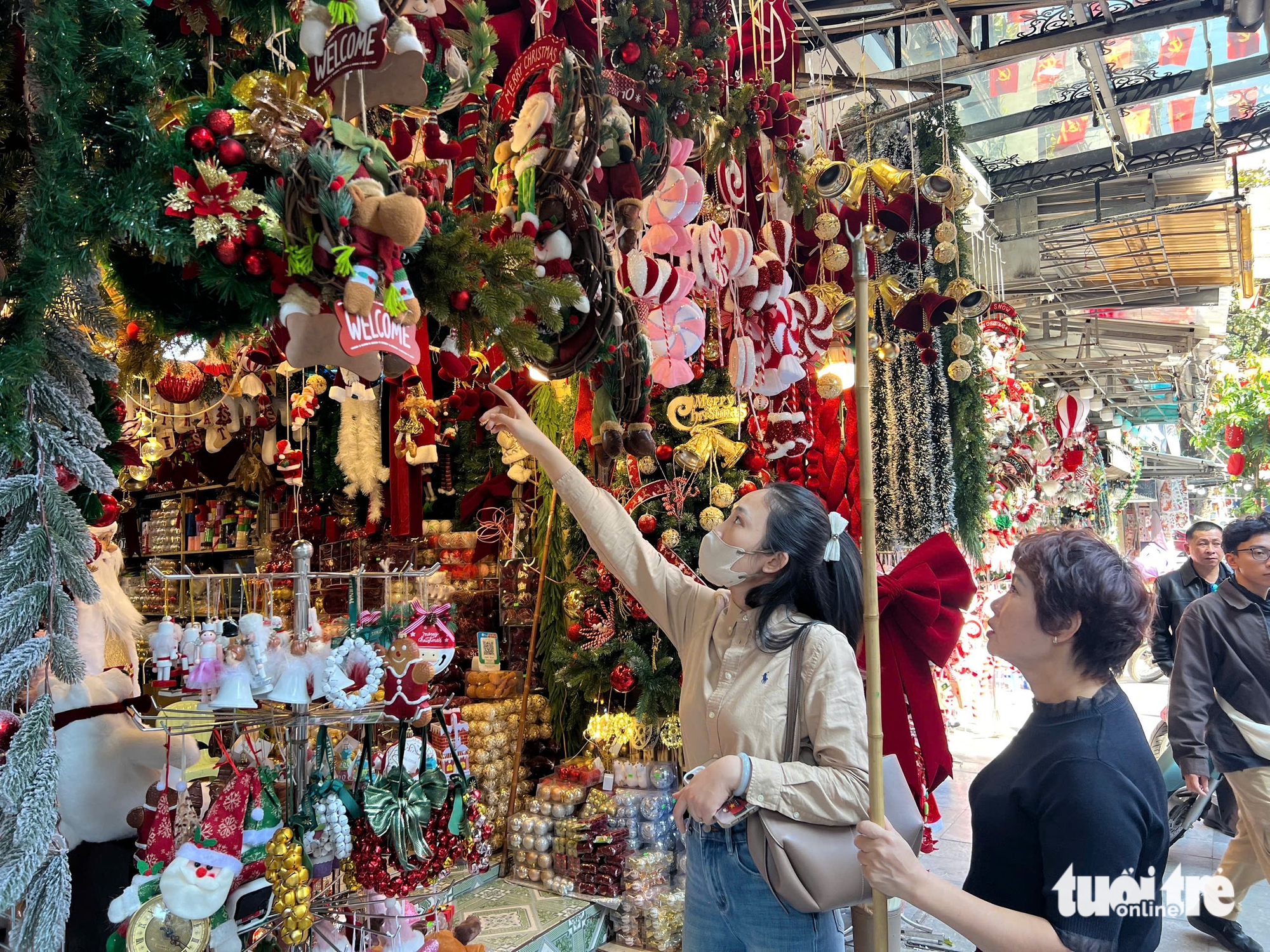 Hà Nội lại ra quân giành vỉa hè cho người đi bộ, tuyến phố Hàng Mã bị tháo hàng loạt mái che - Ảnh 4.
