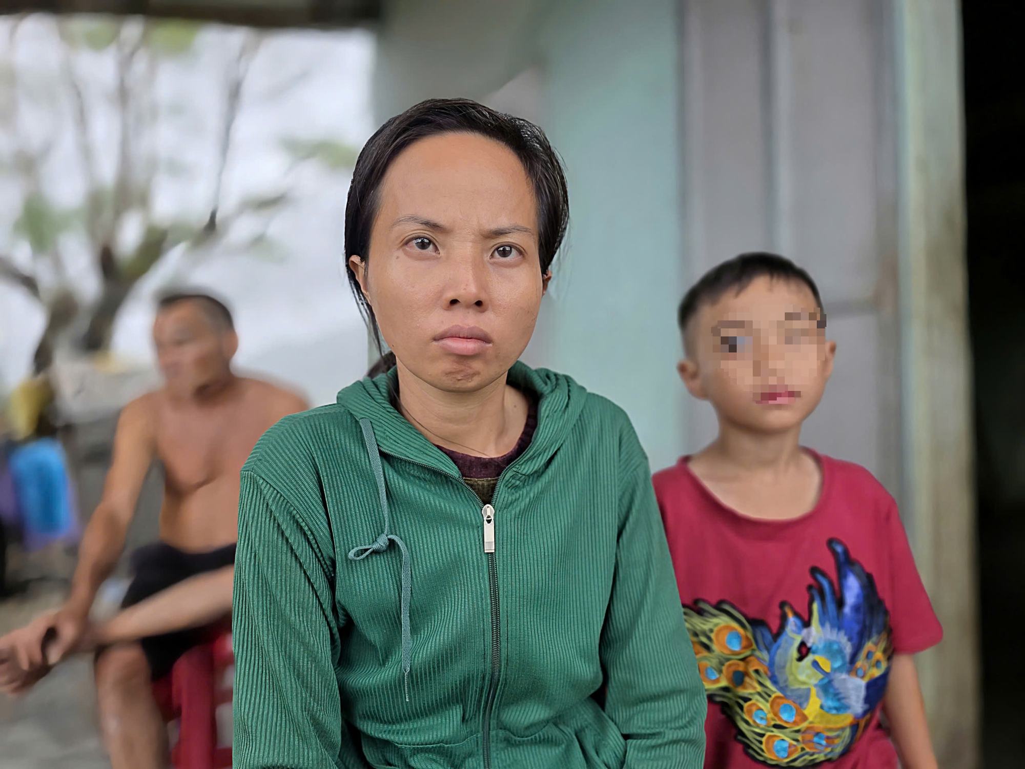 Chồng kiệt sức qua đời sau khi đưa vợ cùng hai con đi tránh lũ- Ảnh 2. Chồng qua đời sau khi đưa vợ và hai con đi tránh lũ - Ảnh 2.