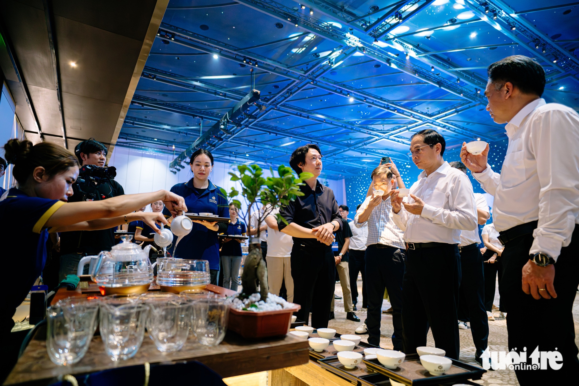 Phó thủ tướng Bùi Thanh Sơn kiểm tra công tác chuẩn bị cuối cùng cho Diễn đàn Kinh tế mùa thu TP.HCM - Ảnh 7. Phó thủ tướng Bùi Thanh Sơn kiểm tra công tác chuẩn bị cuối cho Diễn đàn Kinh tế mùa thu - Ảnh 6.