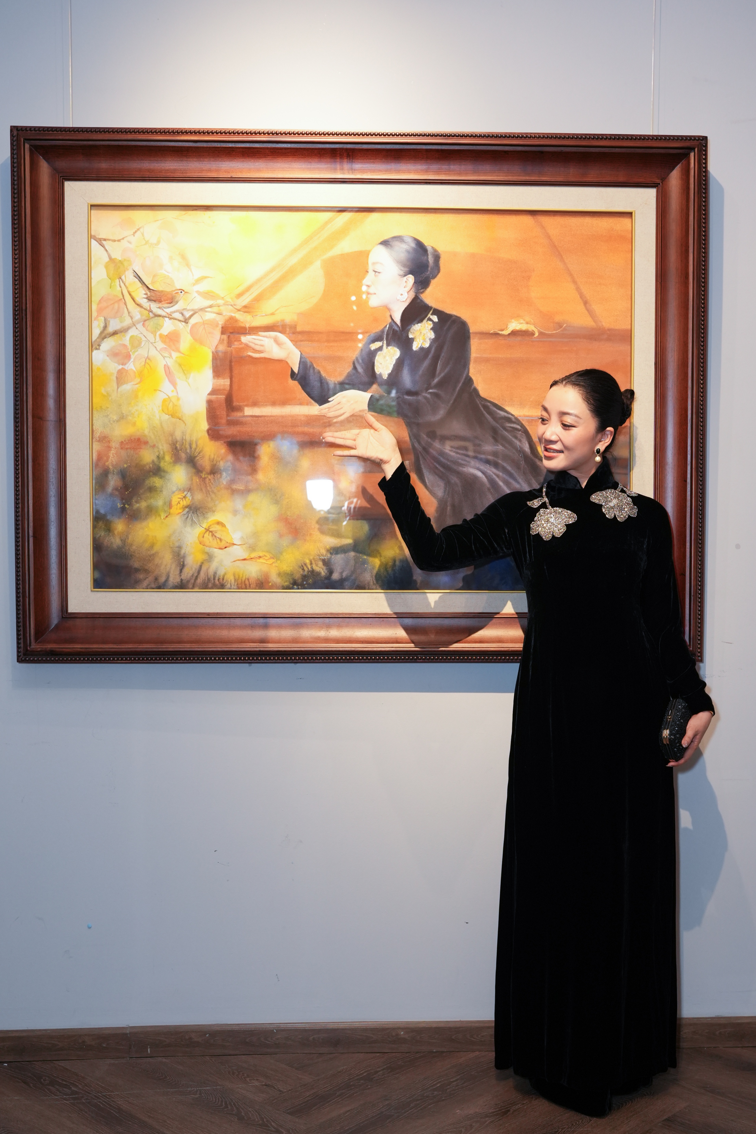 Nhạc sĩ Nguyễn Văn Chung lần đầu làm mẫu tranh, nói chẳng có nghề gì dễ dàng - Ảnh 4. Nhạc sĩ Nguyễn Văn Chung lần đầu làm mẫu tranh, nói chẳng có nghề gì dễ dàng - Ảnh 4.